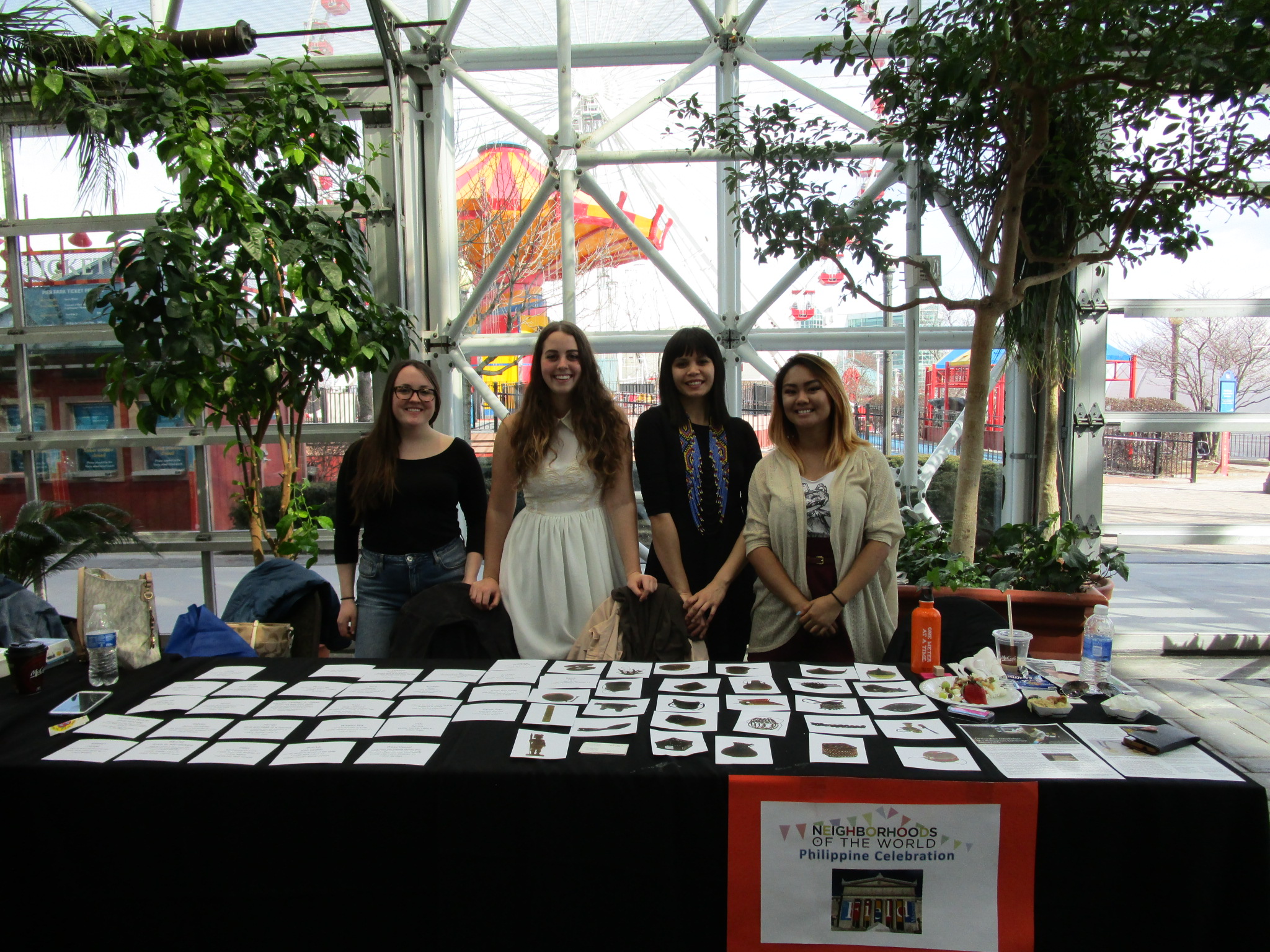 Group photo in front of The Field Museum's table. (c) Field Museum of Natural History - CC BY-NC 4.0