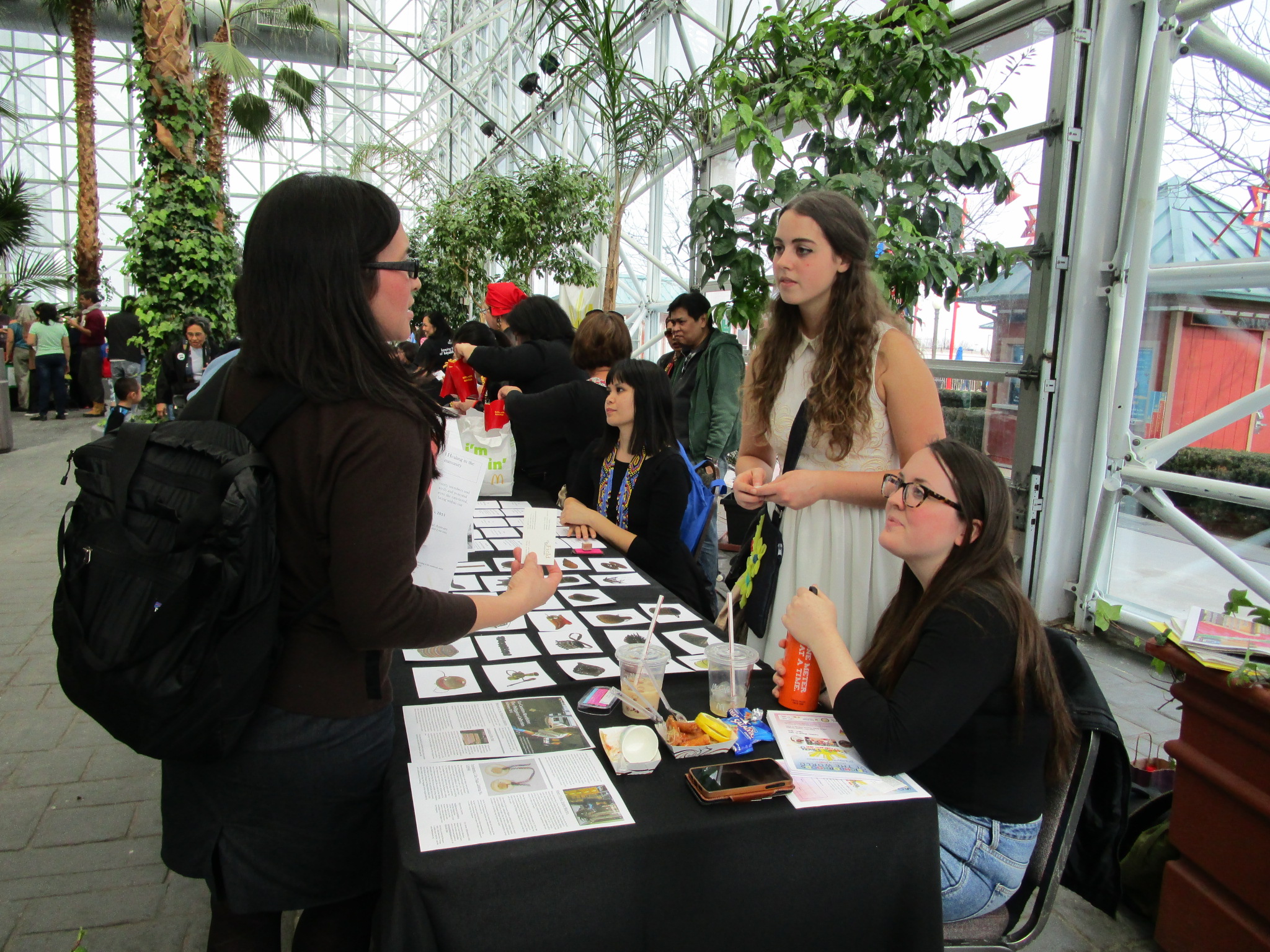 Guests visiting The Field Museum's table. (c) Field Museum of Natural History - CC BY-NC 4.0