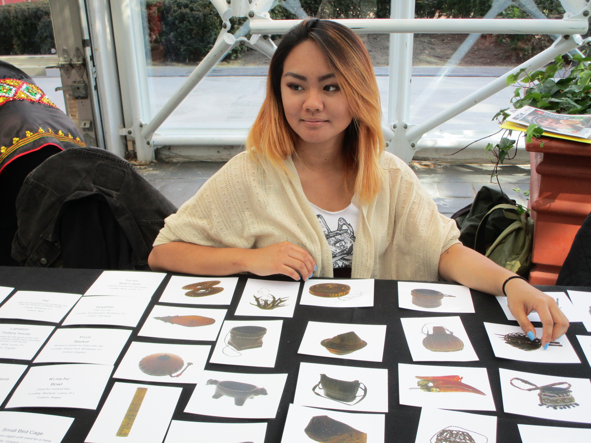 Volunteer at The Field Museum's table. (c) Field Museum of Natural History - CC BY-NC 4.0