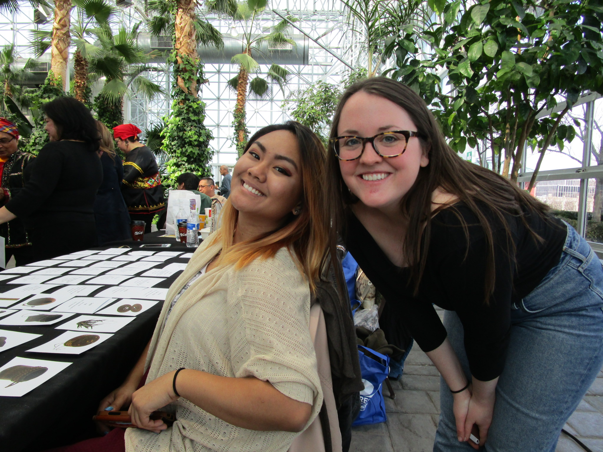 Volunteers at The Field Museum's table. (c) Field Museum of Natural History - CC BY-NC 4.0