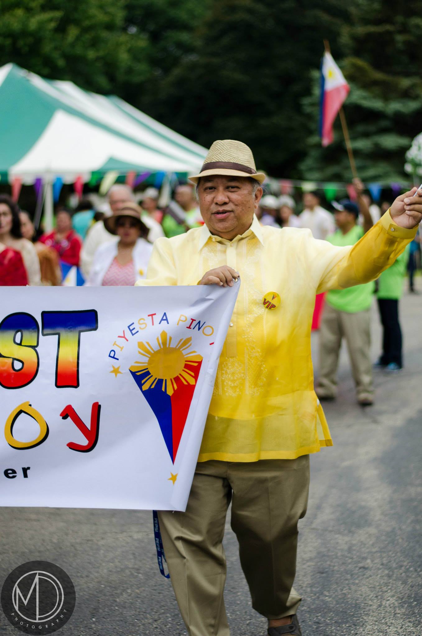 Ruben Salazar, Cultural Director of PACF and organizer of Piyesta Pinoy, marching in the parade. (c) Field Museum of Natural History - CC BY-NC 4.0