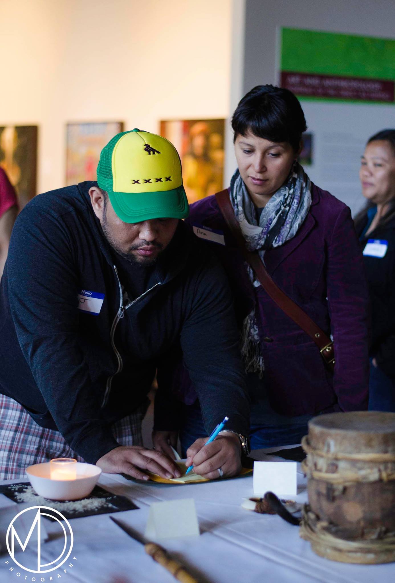 Guests writing their interpretations of artifacts displayed on the tables. (c) Field Museum of Natural History - CC BY-NC 4.0