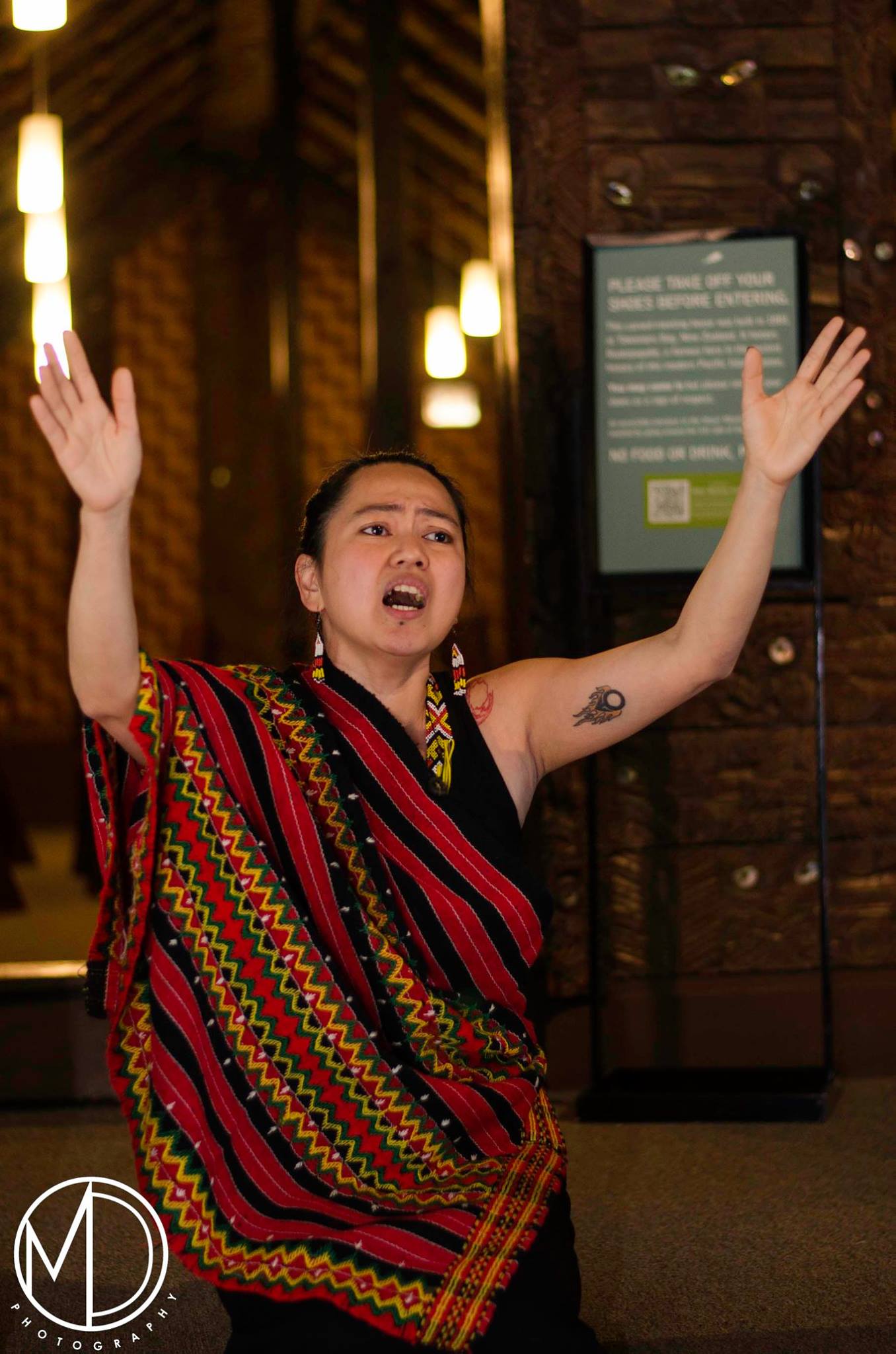 Co-host Je Nepomuceno singing during ceremony. (c) Field Museum of Natural History - CC BY-NC 4.0