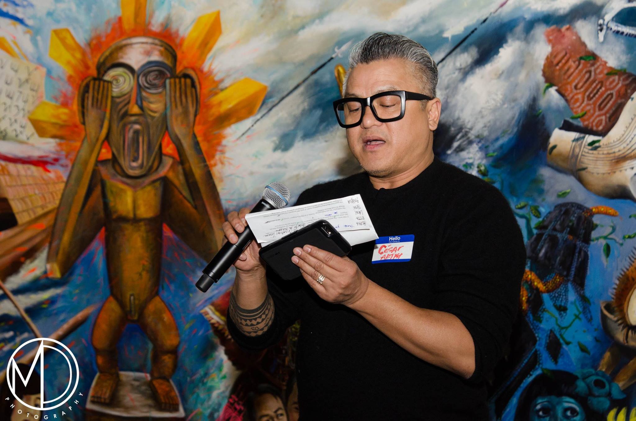Local artist Cesar Conde presents to the audience about his contributions to the Art and Anthropology exhibit. (c) Field Museum of Natural History - CC BY-NC 4.0