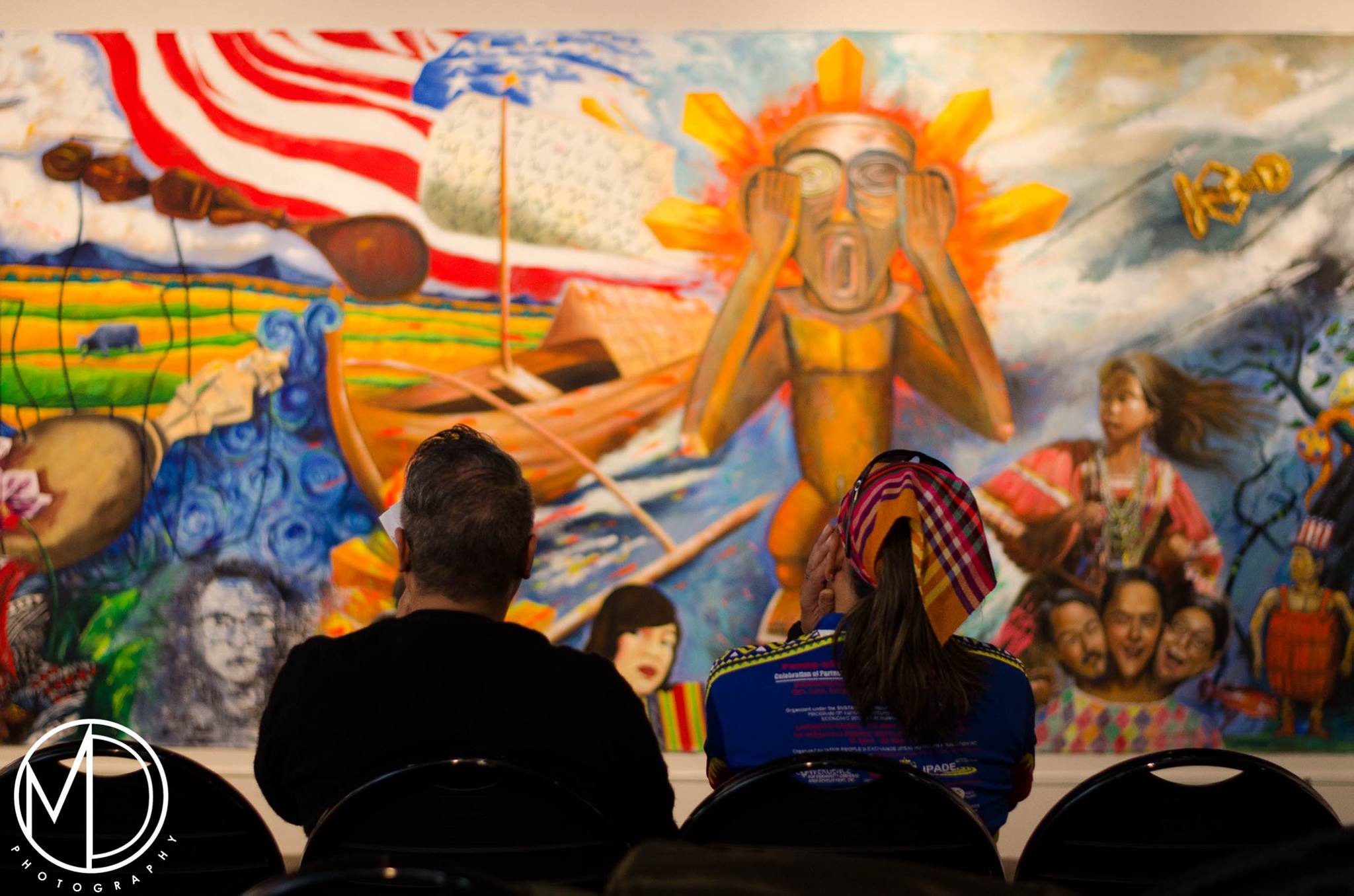 Guests Cesar Conde and Levi Aliposa viewing the Art and Anthropology collaborative mural. (c) Field Museum of Natural History - CC BY-NC 4.0