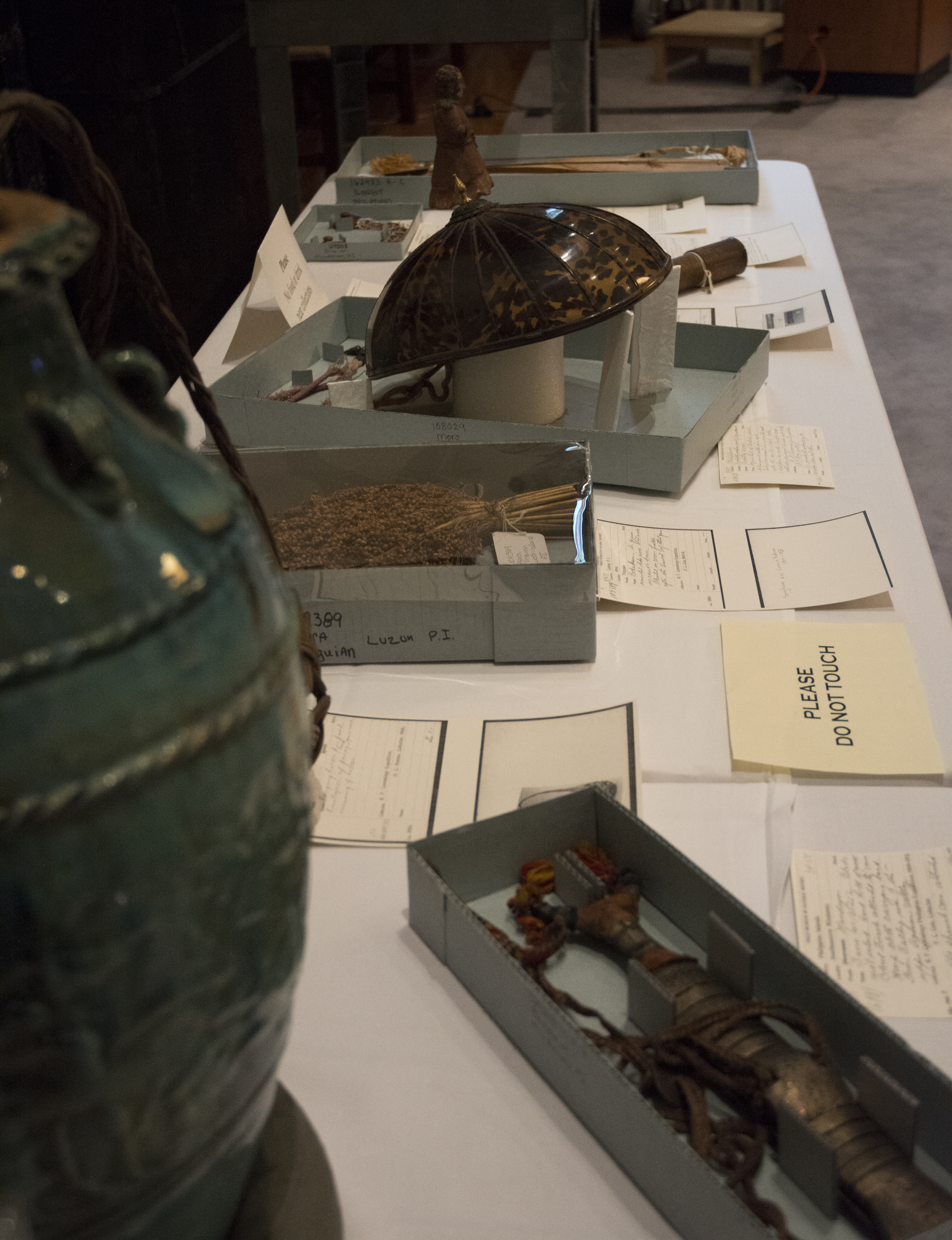 Close up of the table of artifacts on display. (c) Field Museum of Natural History - CC BY-NC 4.0