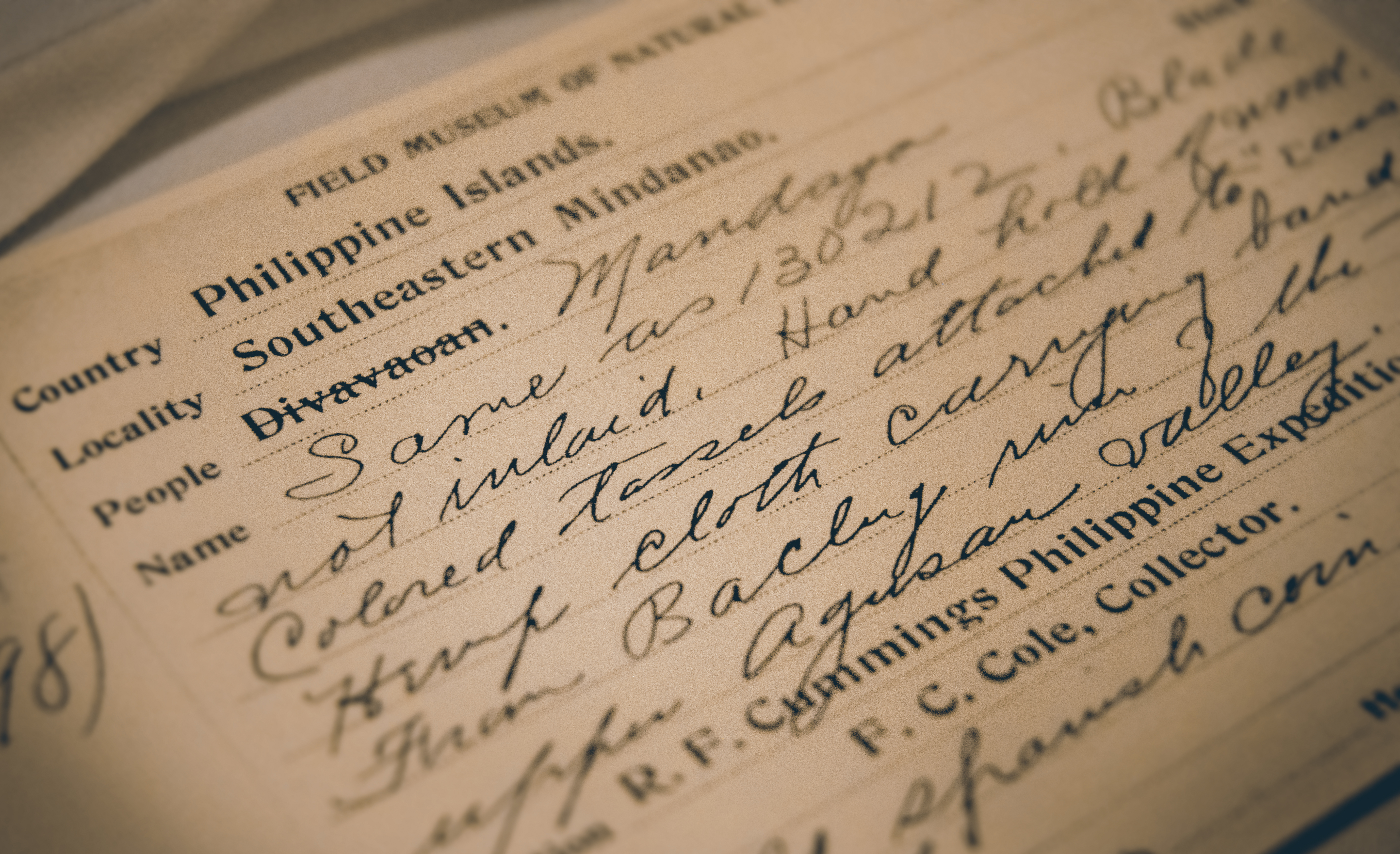 Close up of catalog card for 130213 (dagger and sheath) on artifact display table. (c) Field Museum of Natural History - CC BY-NC 4.0