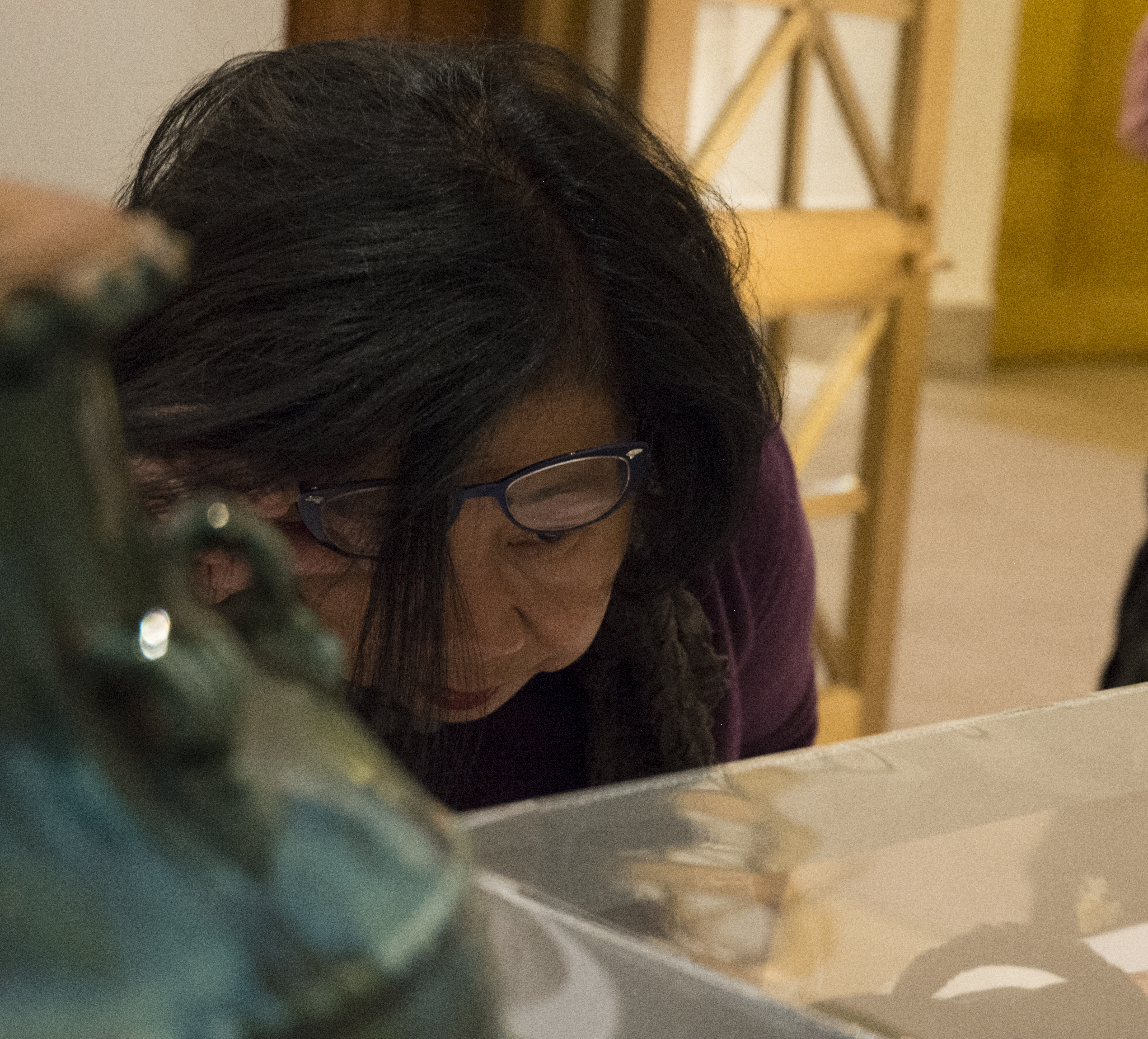 Guest getting a closer look at the catalog card for a bunch of rice. (c) Field Museum of Natural History - CC BY-NC 4.0