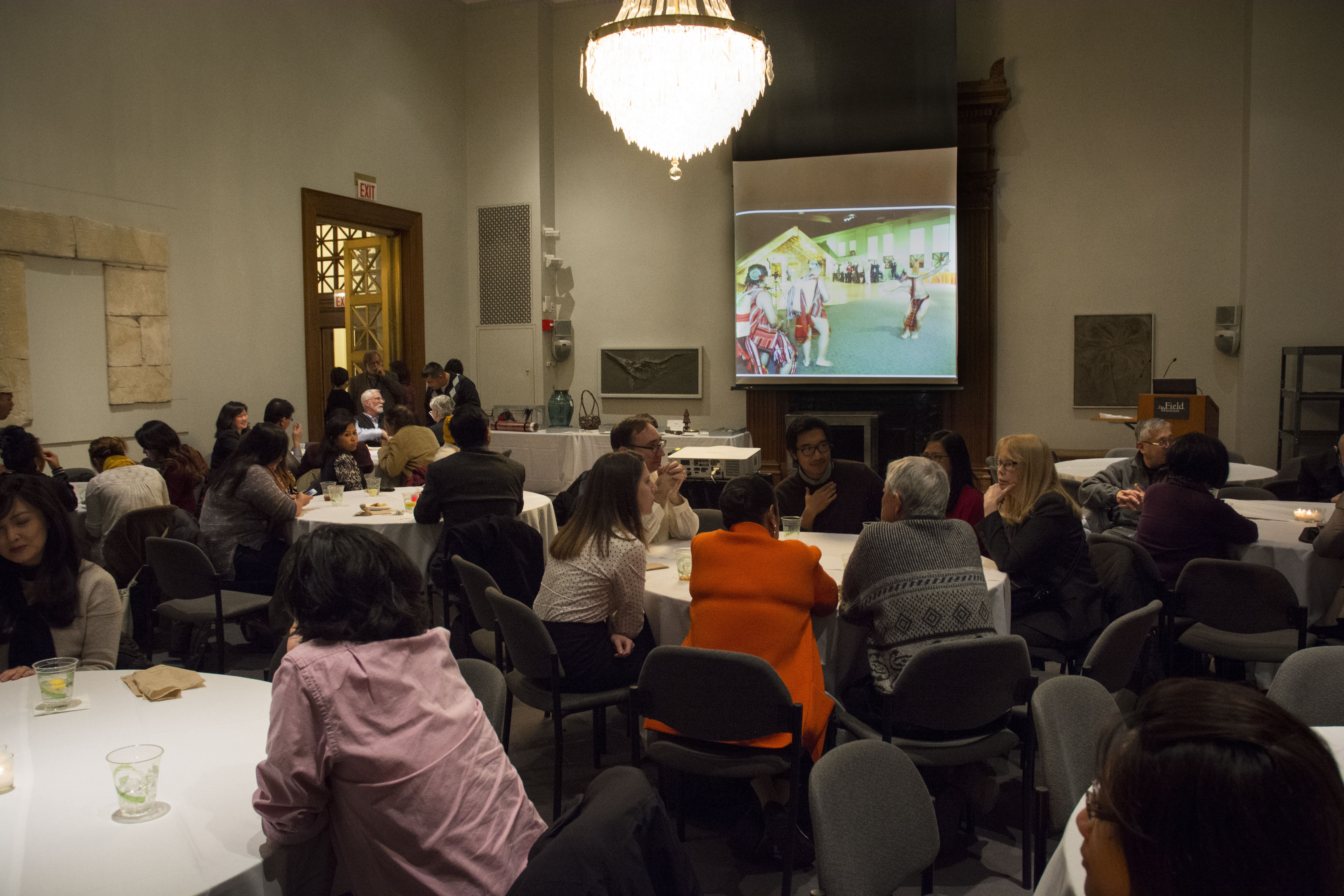 Guests seated at tables prior to the beginning of presentations by Field Museum staff. (c) Field Museum of Natural History - CC BY-NC 4.0