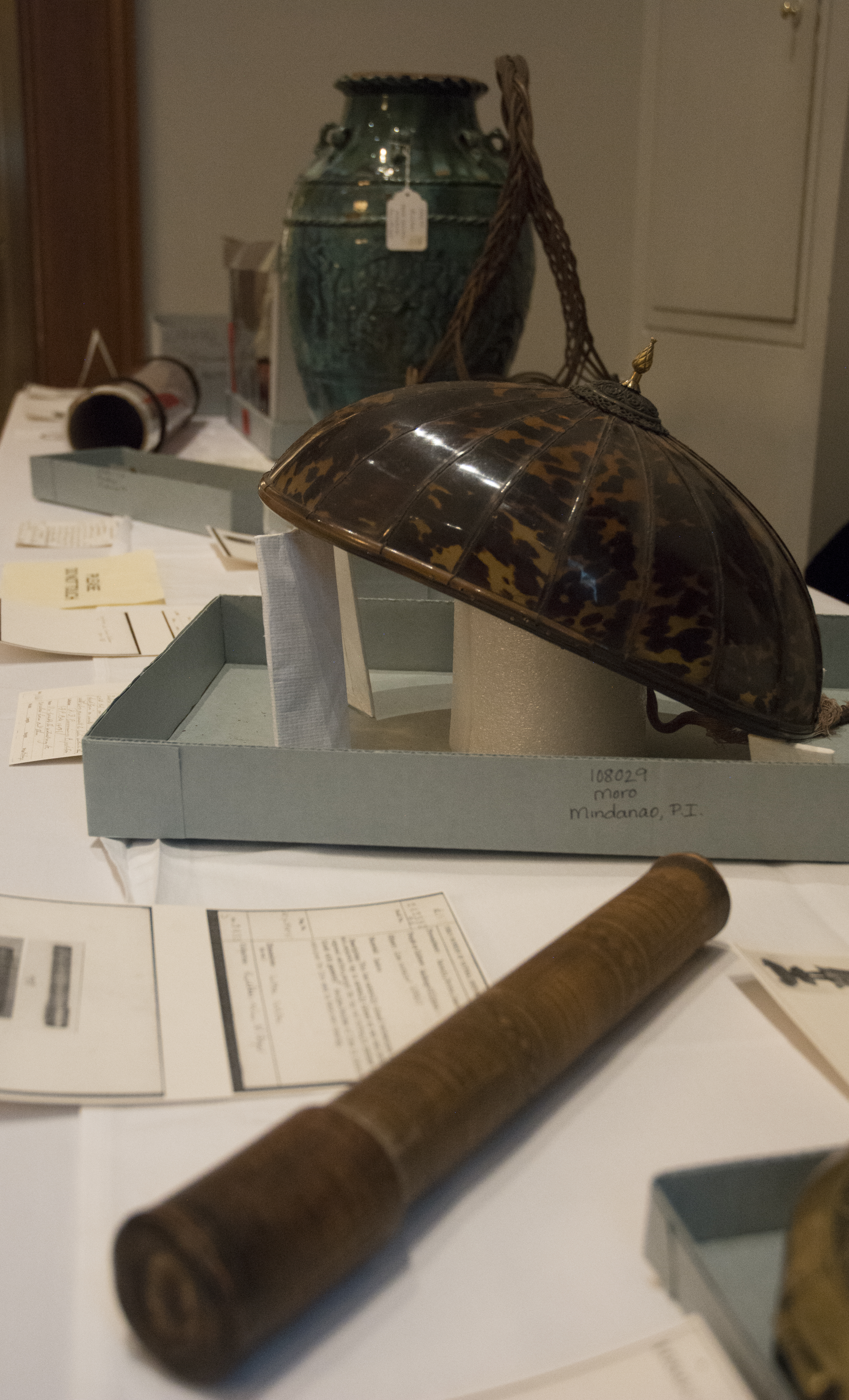 Close up of artifacts on display tables. (c) Field Museum of Natural History - CC BY-NC 4.0