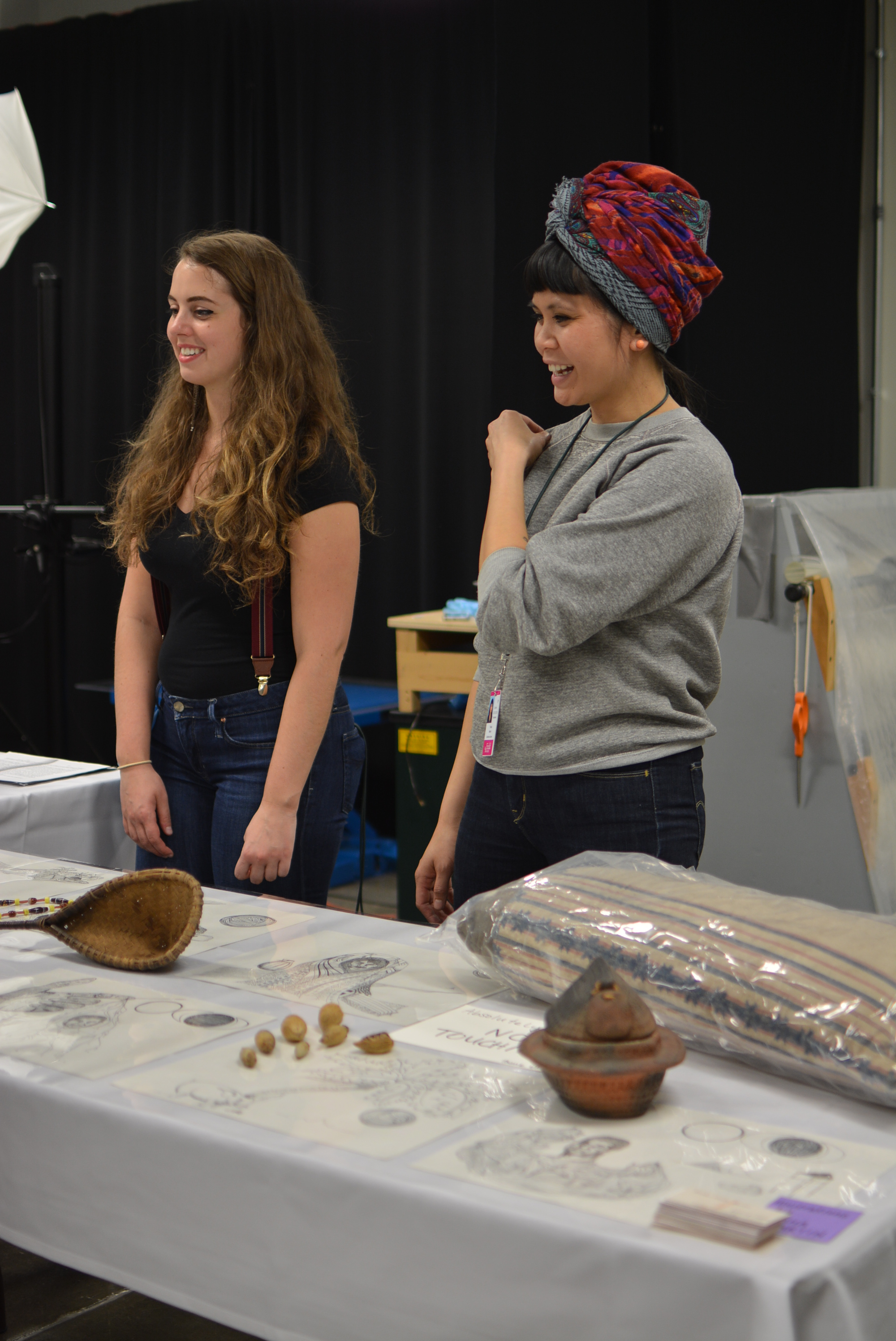 Cassie and Trisha interacting with guests during their presentation. (c) Field Museum of Natural History - CC BY-NC 4.0