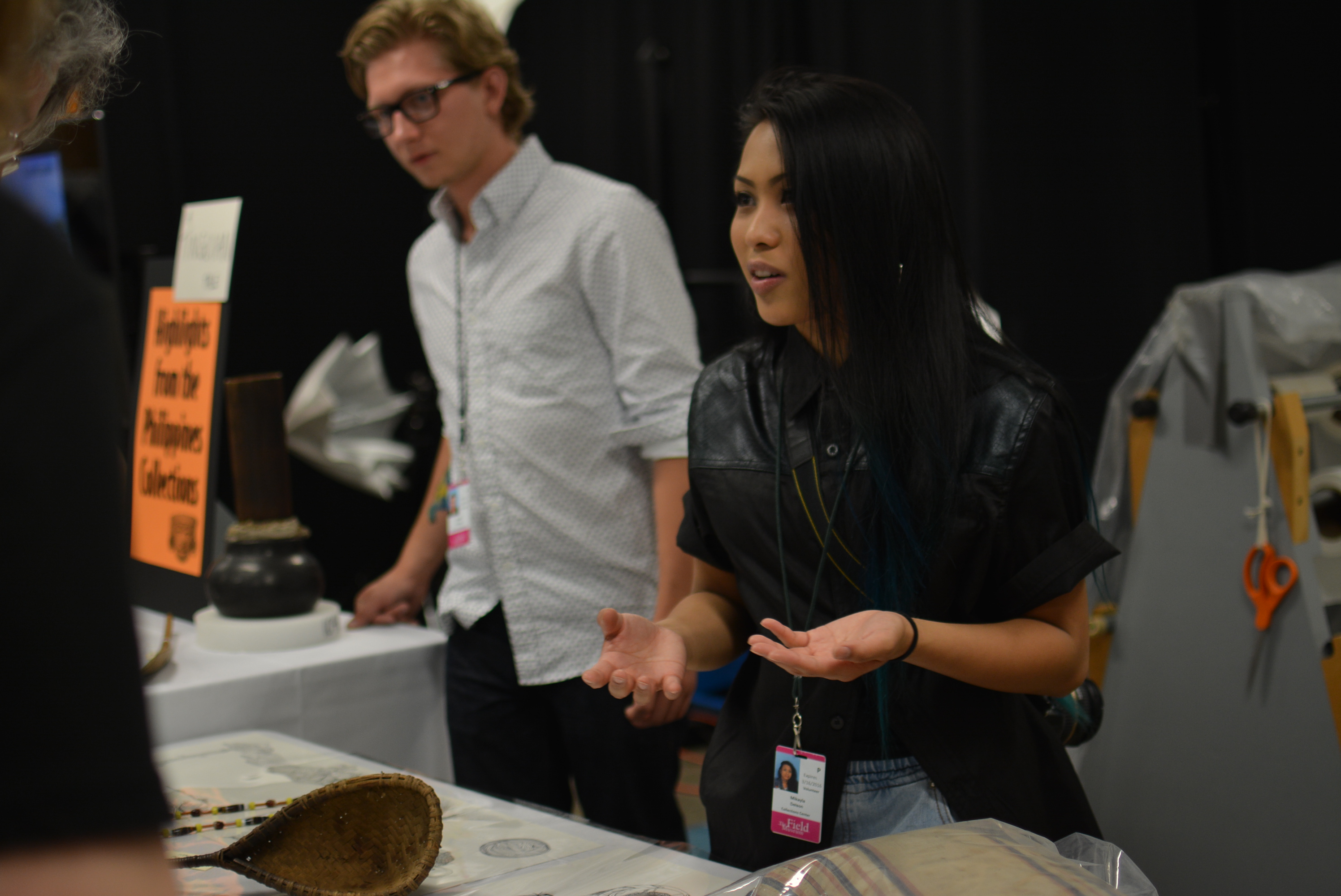 Mikayla answers guests' questions about the artifacts on display. (c) Field Museum of Natural History - CC BY-NC 4.0
