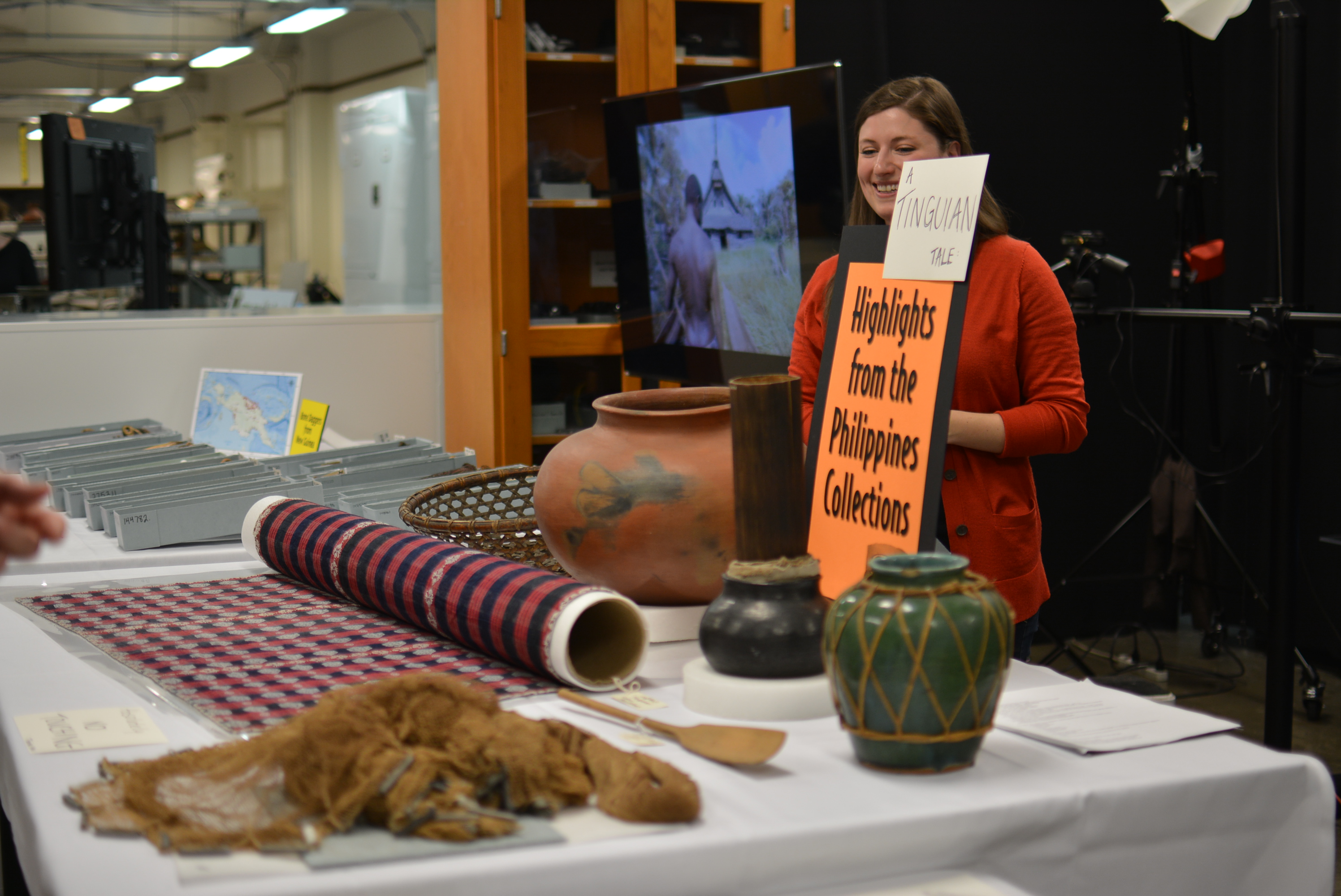 Jamie staffs the artifact display tables. (c) Field Museum of Natural History - CC BY-NC 4.0