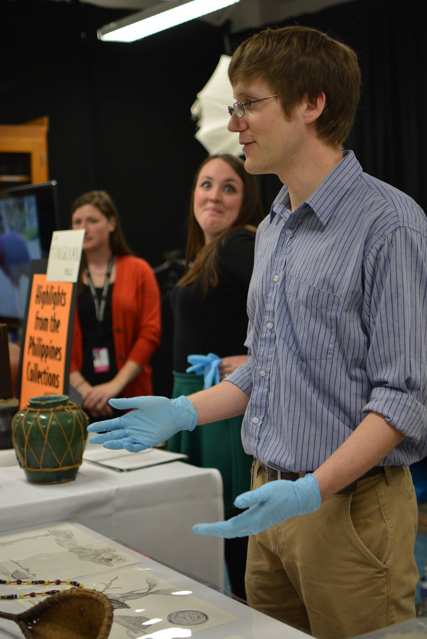 James answers a guest's question about the artifacts on display. (c) Field Museum of Natural History - CC BY-NC 4.0