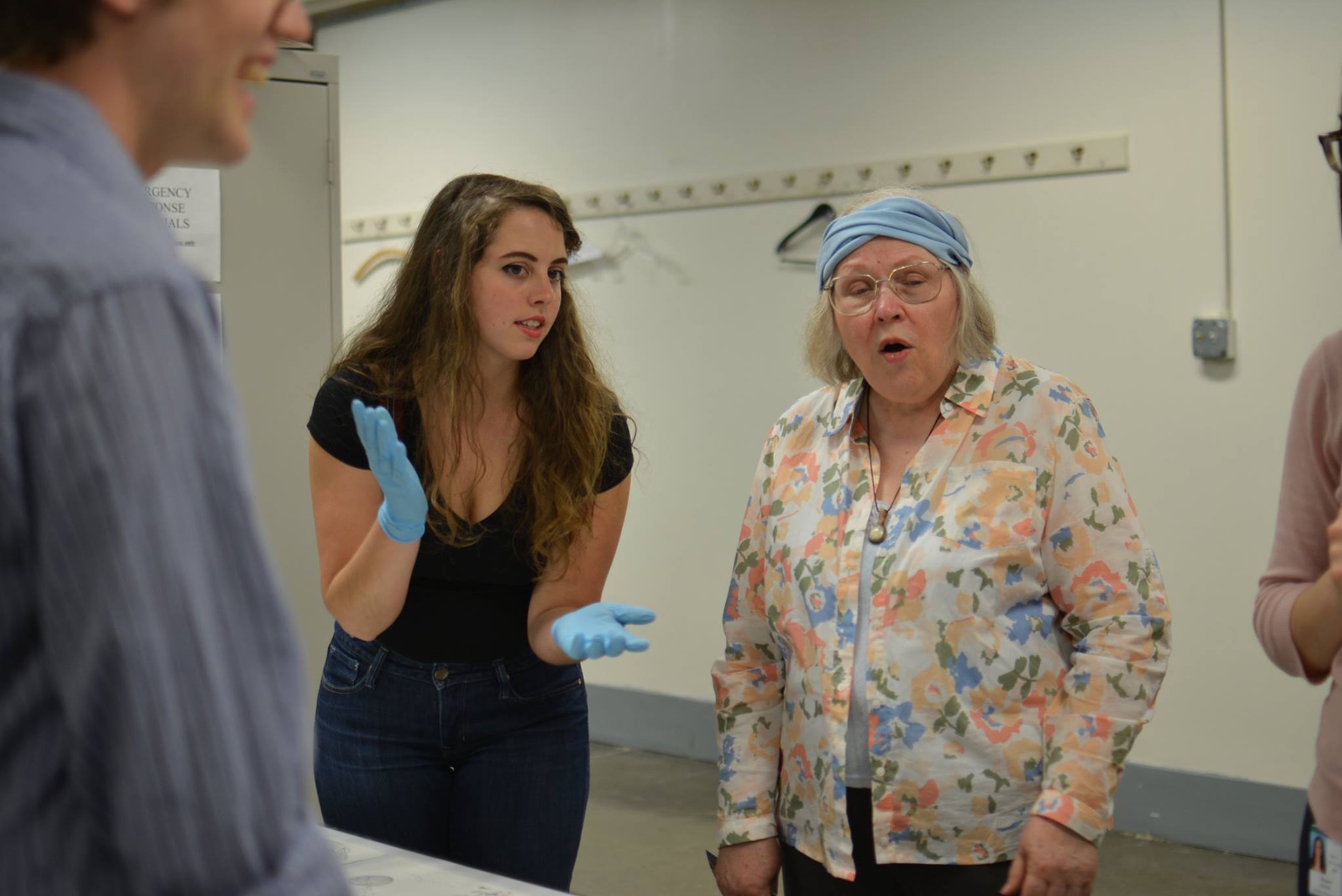 Cassie answers a guest's question about the artifacts on display. (c) Field Museum of Natural History - CC BY-NC 4.0