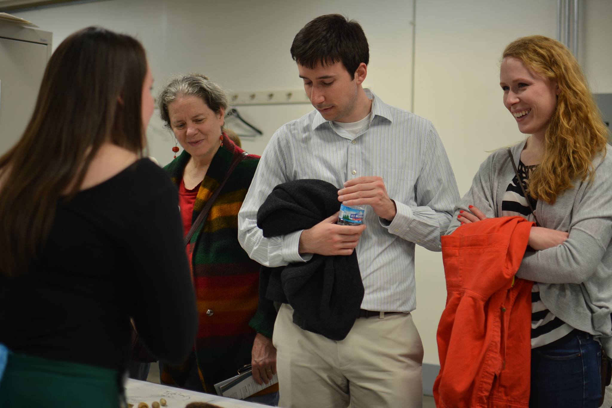 Liz presents to 3 guests about the artifacts on display. (c) Field Museum of Natural History - CC BY-NC 4.0