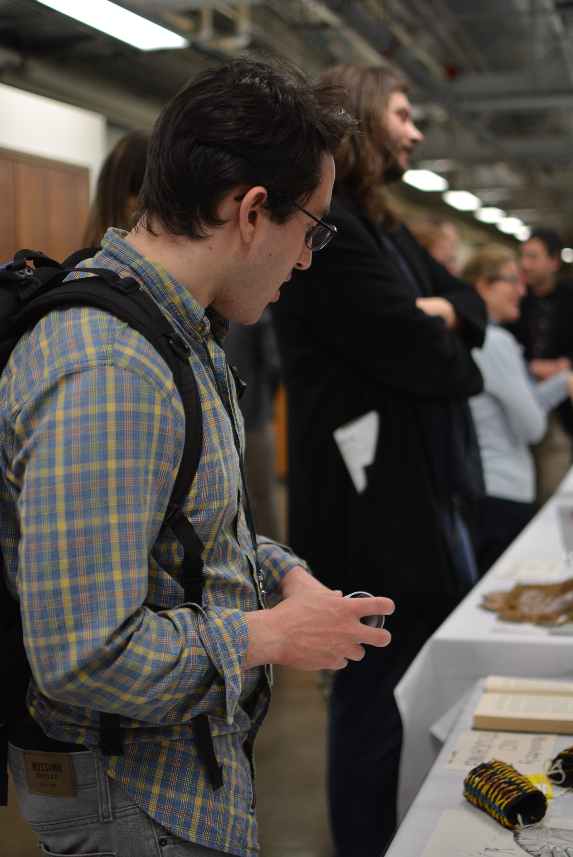 A guest pauses to get a good look at the artifacts on display. (c) Field Museum of Natural History - CC BY-NC 4.0