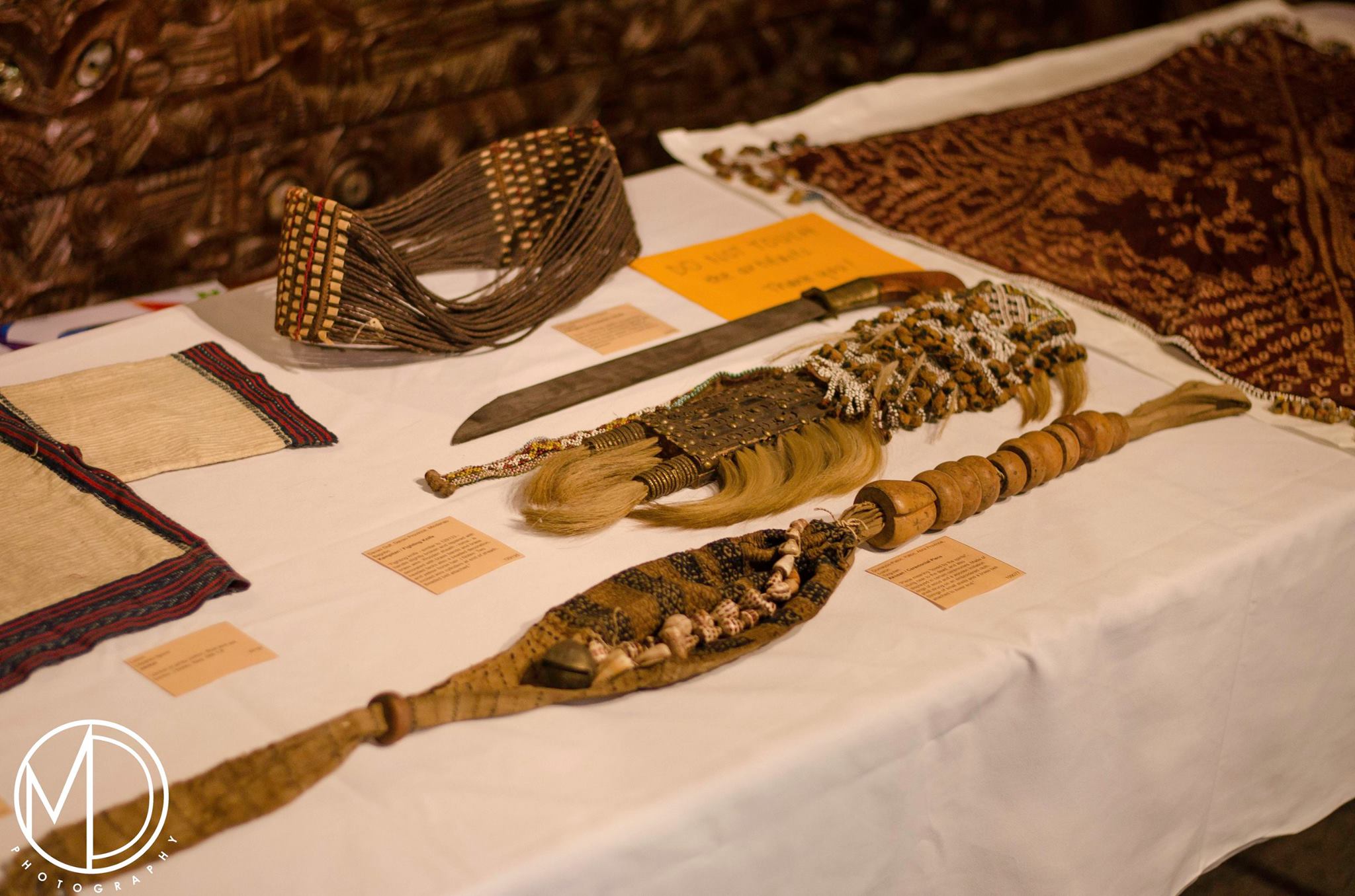 Close up of objects displayed on the artifacts table. (c) Field Museum of Natural History - CC BY-NC 4.0