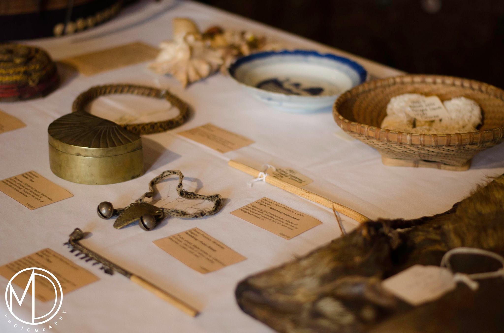 Close up of objects displayed on the artifacts table. (c) Field Museum of Natural History - CC BY-NC 4.0