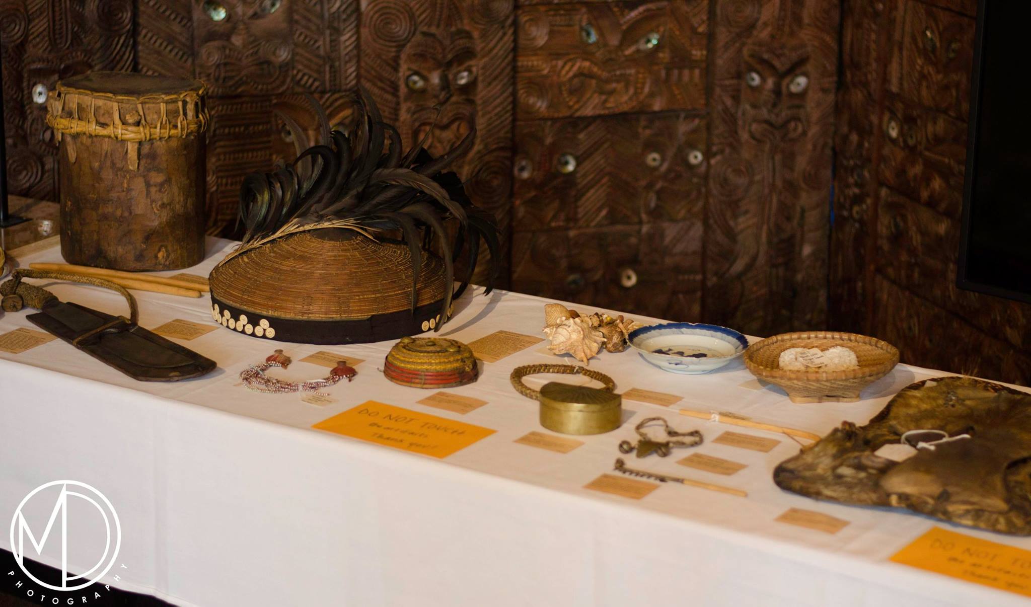 Close up of objects displayed on the artifacts table. (c) Field Museum of Natural History - CC BY-NC 4.0