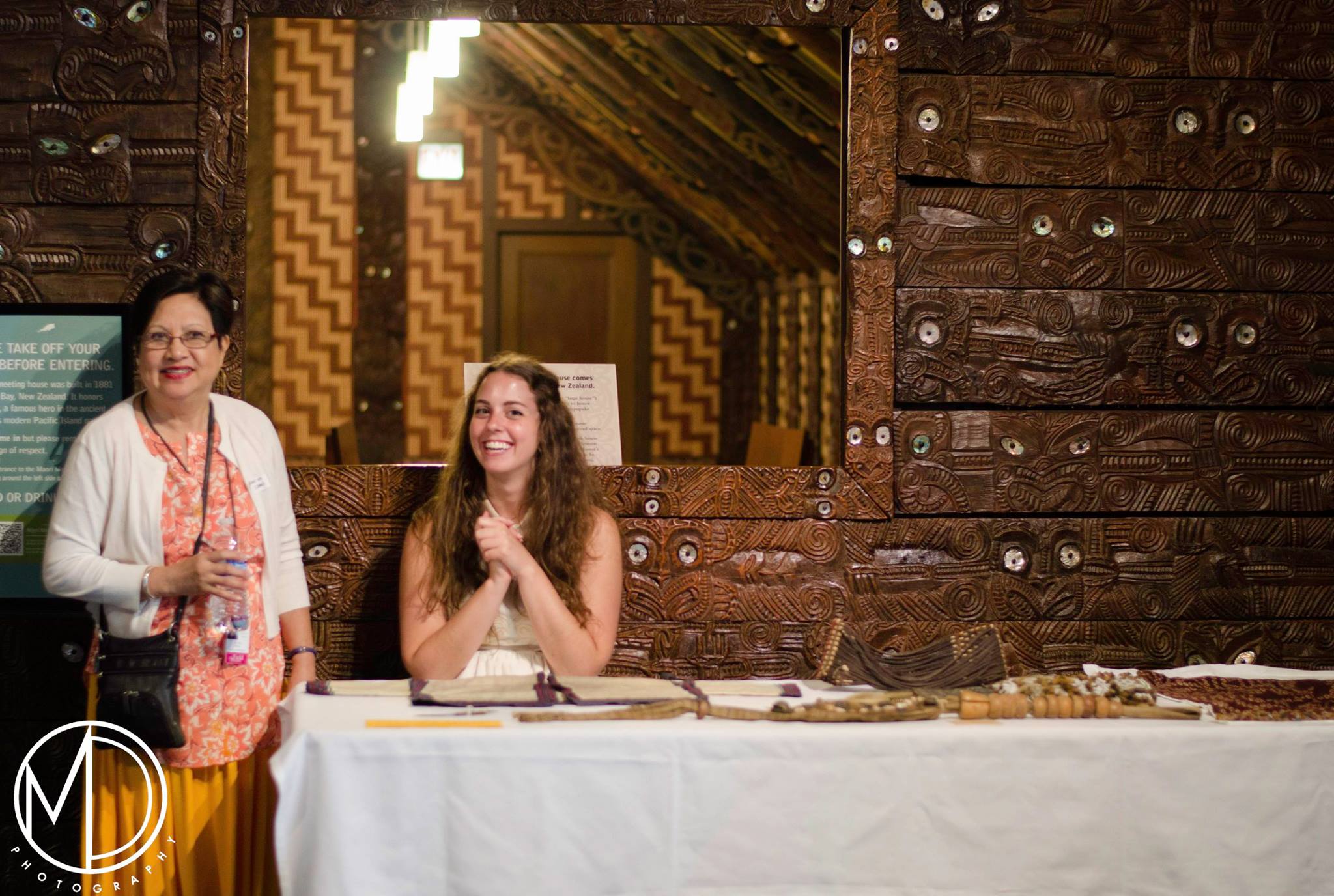 Lani and Cassie staff the display tables and answer questions about the artifacts. (c) Field Museum of Natural History - CC BY-NC 4.0