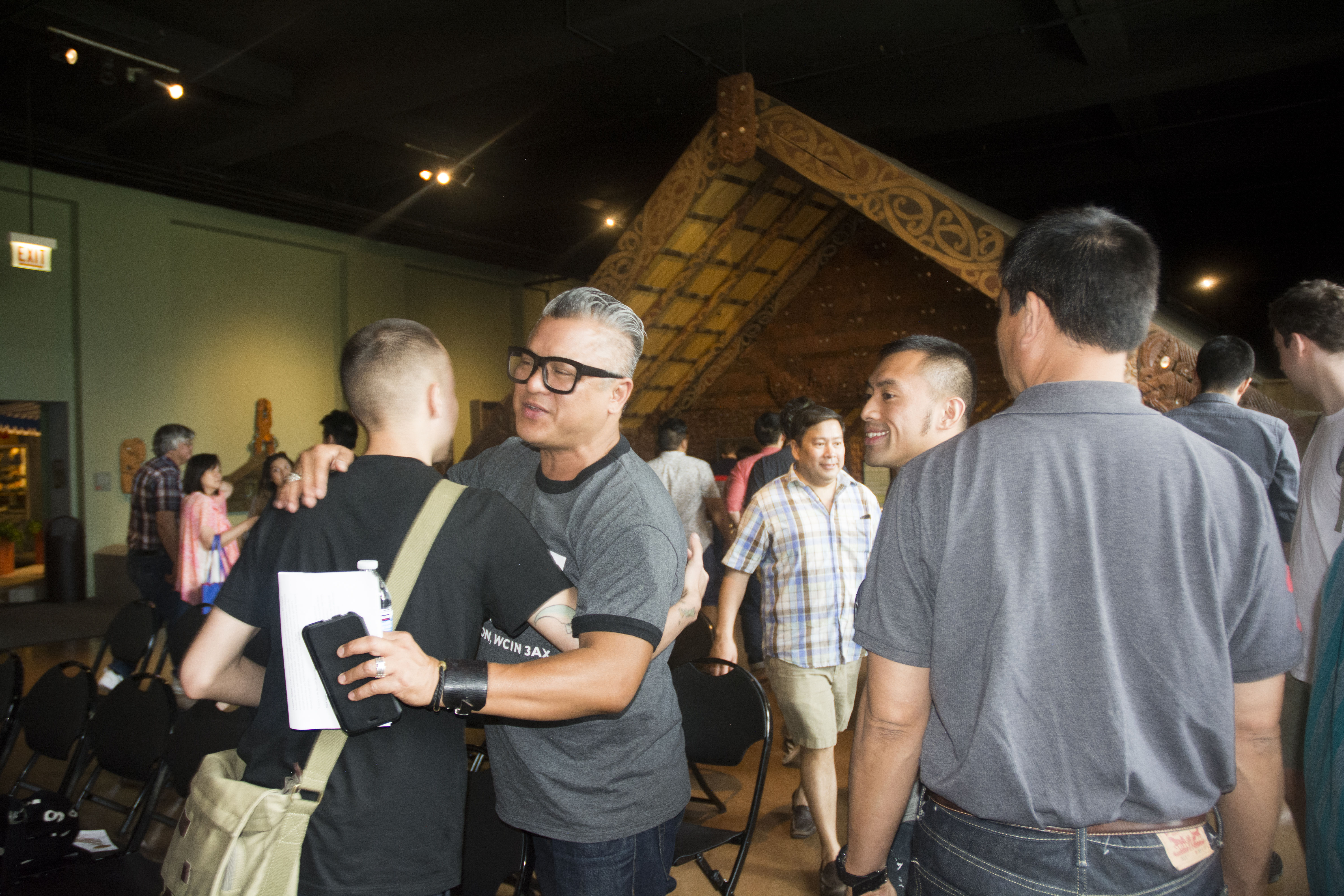 Guests, including Cesar Conde, greeting one another before the program begins. (c) Field Museum of Natural History - CC BY-NC 4.0