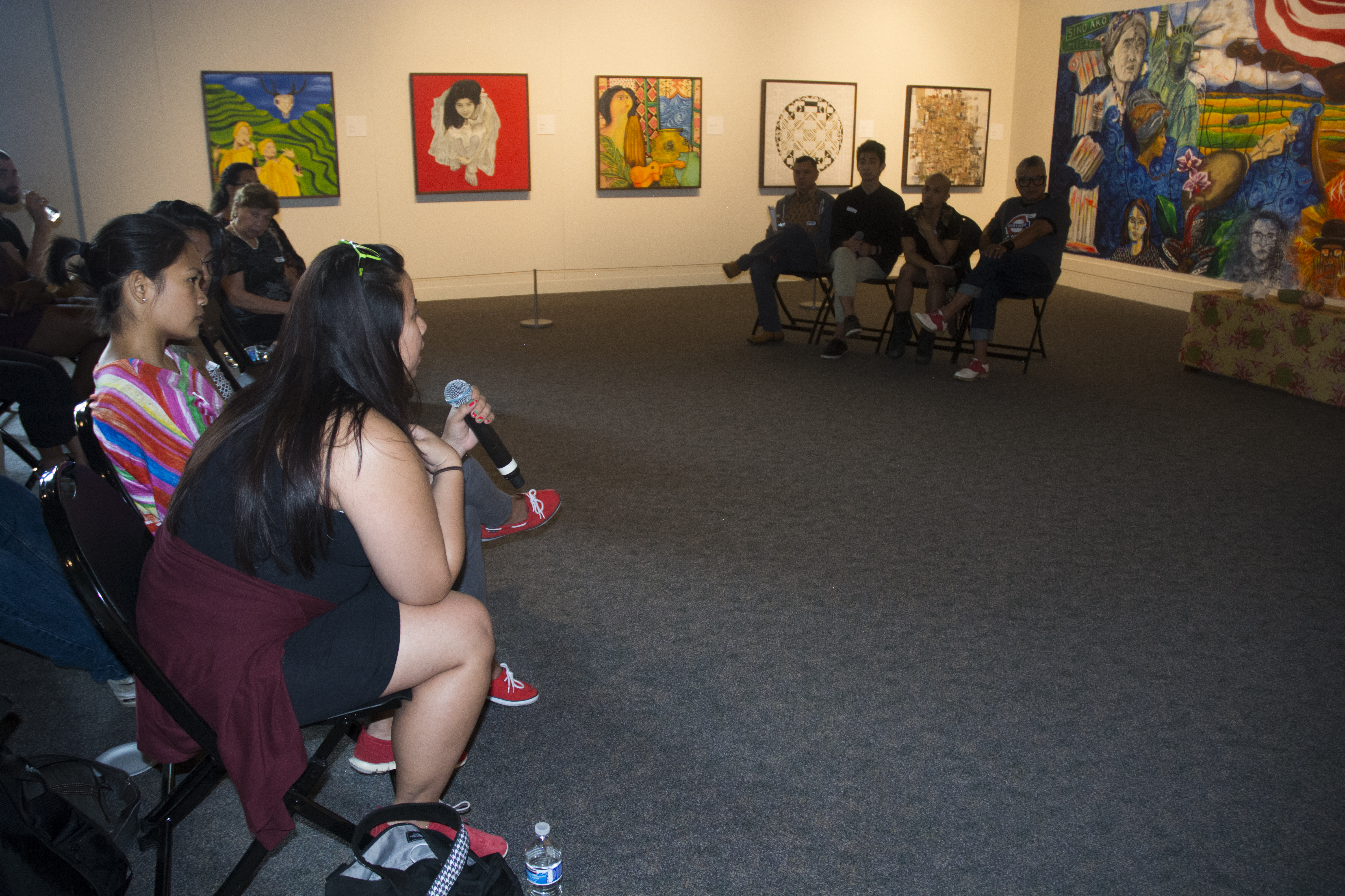 Natalia Roxas from Filipino Kitchen asks a question to the panelists during the Q&A session. (c) Field Museum of Natural History - CC BY-NC 4.0