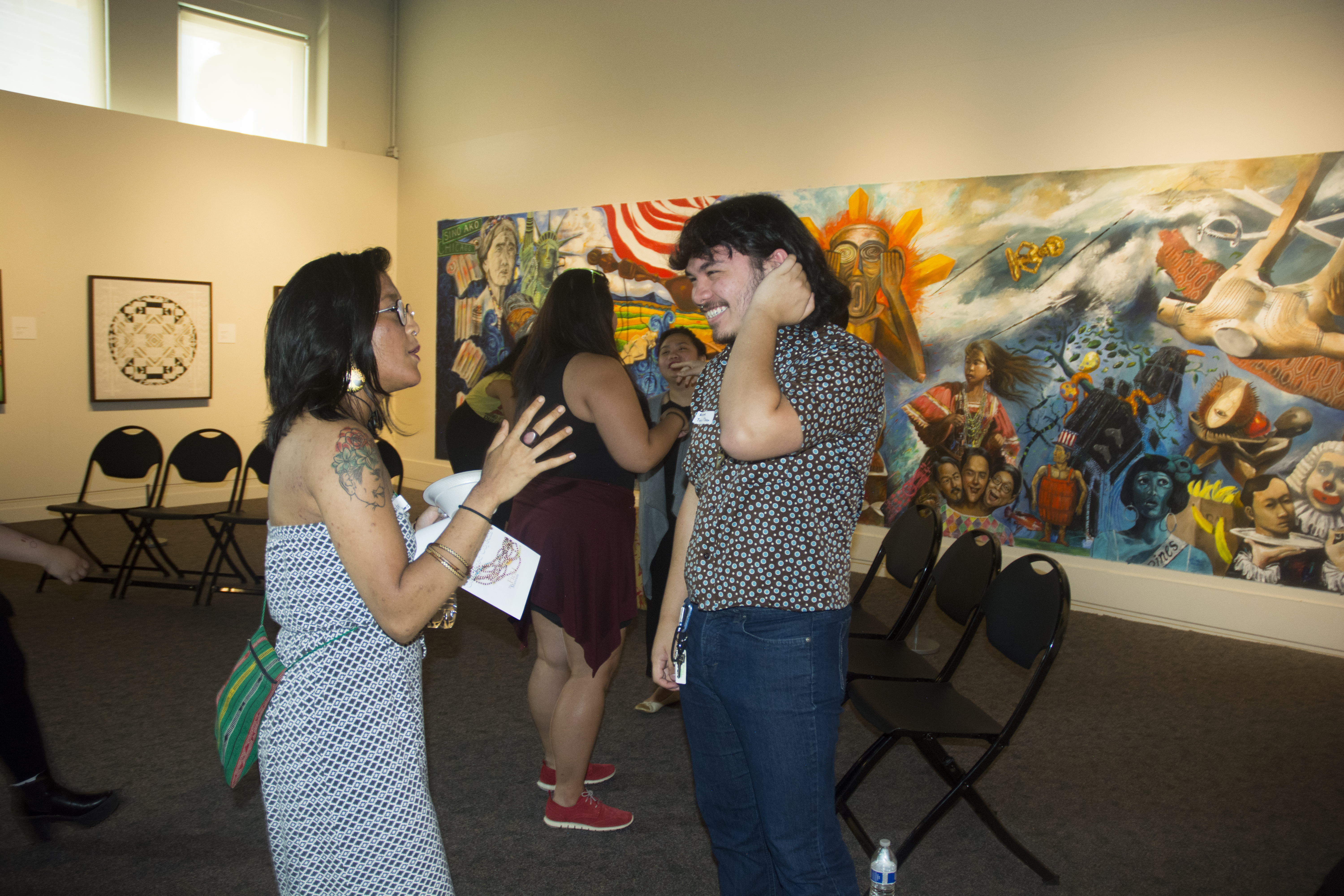 Panelist Wayne Tate speaking with a guest after the program concludes. (c) Field Museum of Natural History - CC BY-NC 4.0