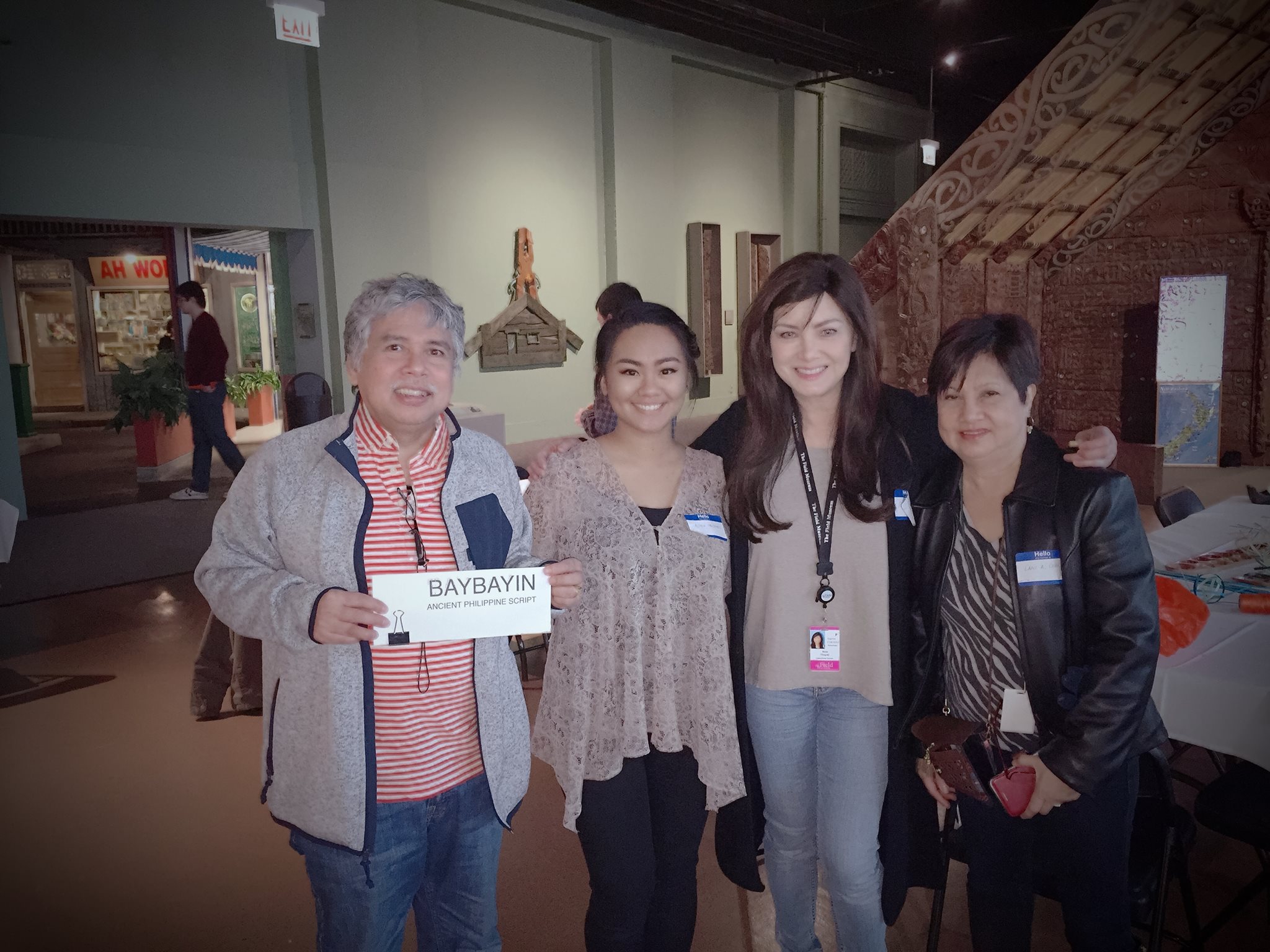 Volunteers posing with a guest. (c) Field Museum of Natural History - CC BY-NC 4.0