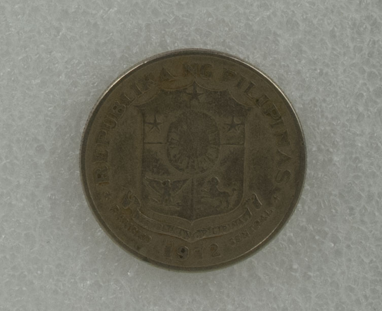 1 Peso coin owned by Loribelle Lorenzo. Shows Jose Rizal, with the coat of arms of the Philippines on the back. Words in Tagalog: “Republika ng Pilipinas, Bangko Sentral”. Any views, findings, conclusions, or recommendations expressed in this story do not necessarily represent those of the National Endowment for the Humanities. (c) Field Museum of Natural History - CC BY-NC 4.0