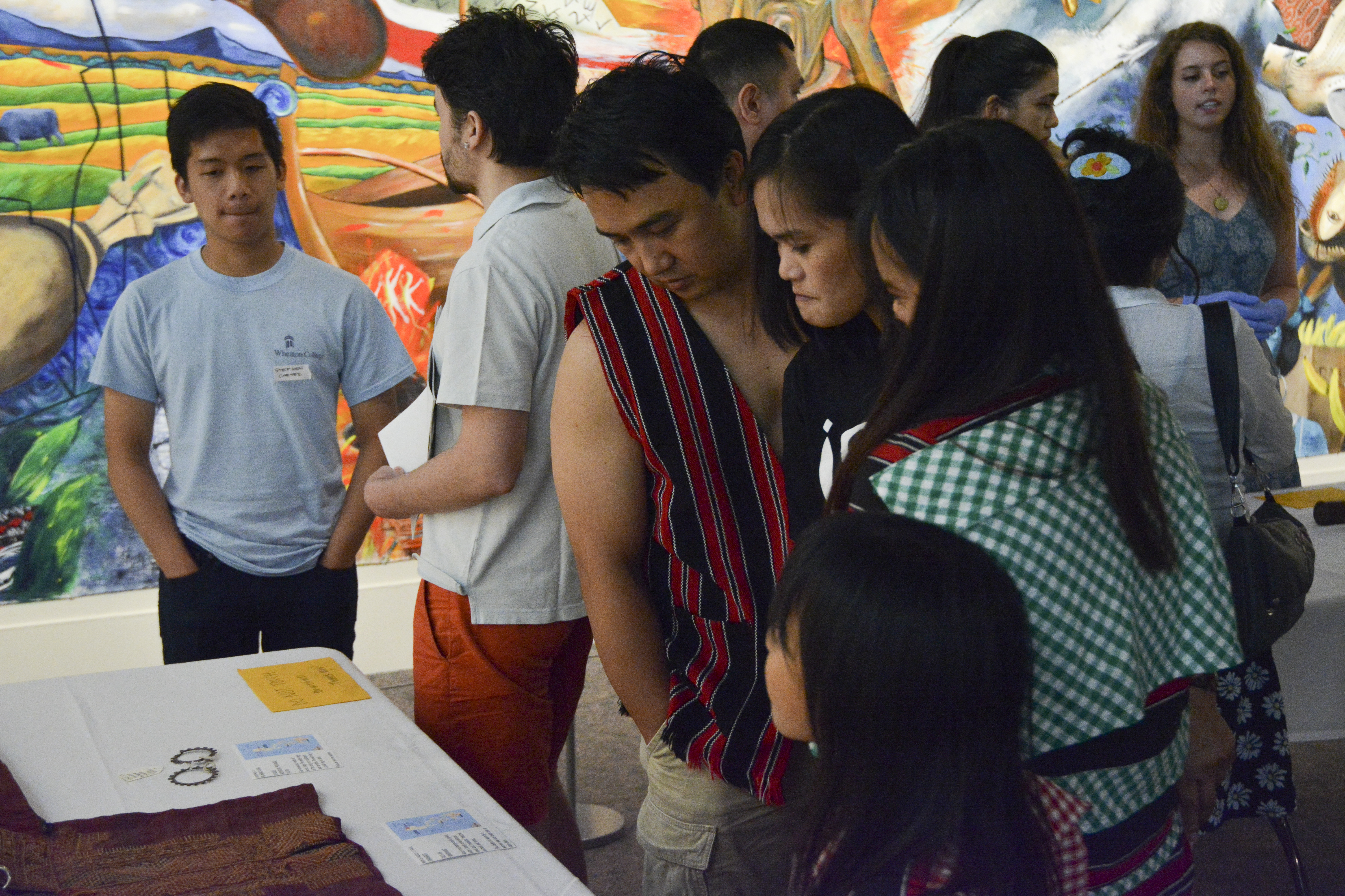 Members of BIBBAK-IL looking at Philippine artifacts (c) Field Museum of Natural History - CC BY-NC 4.0
