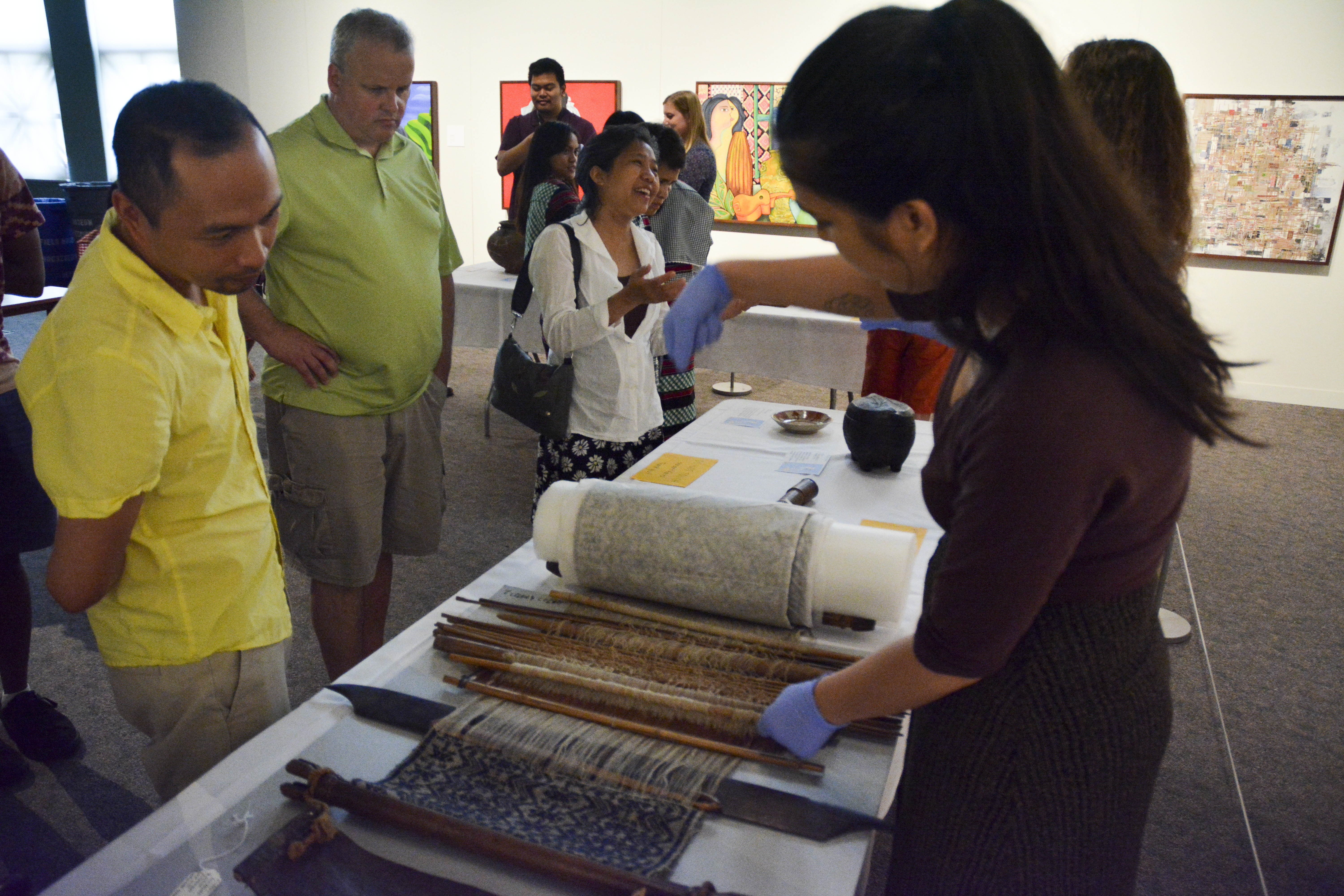 Loren Ibach showcasing backstrap loom to event guest. (c) Field Museum of Natural History - CC BY-NC 4.0