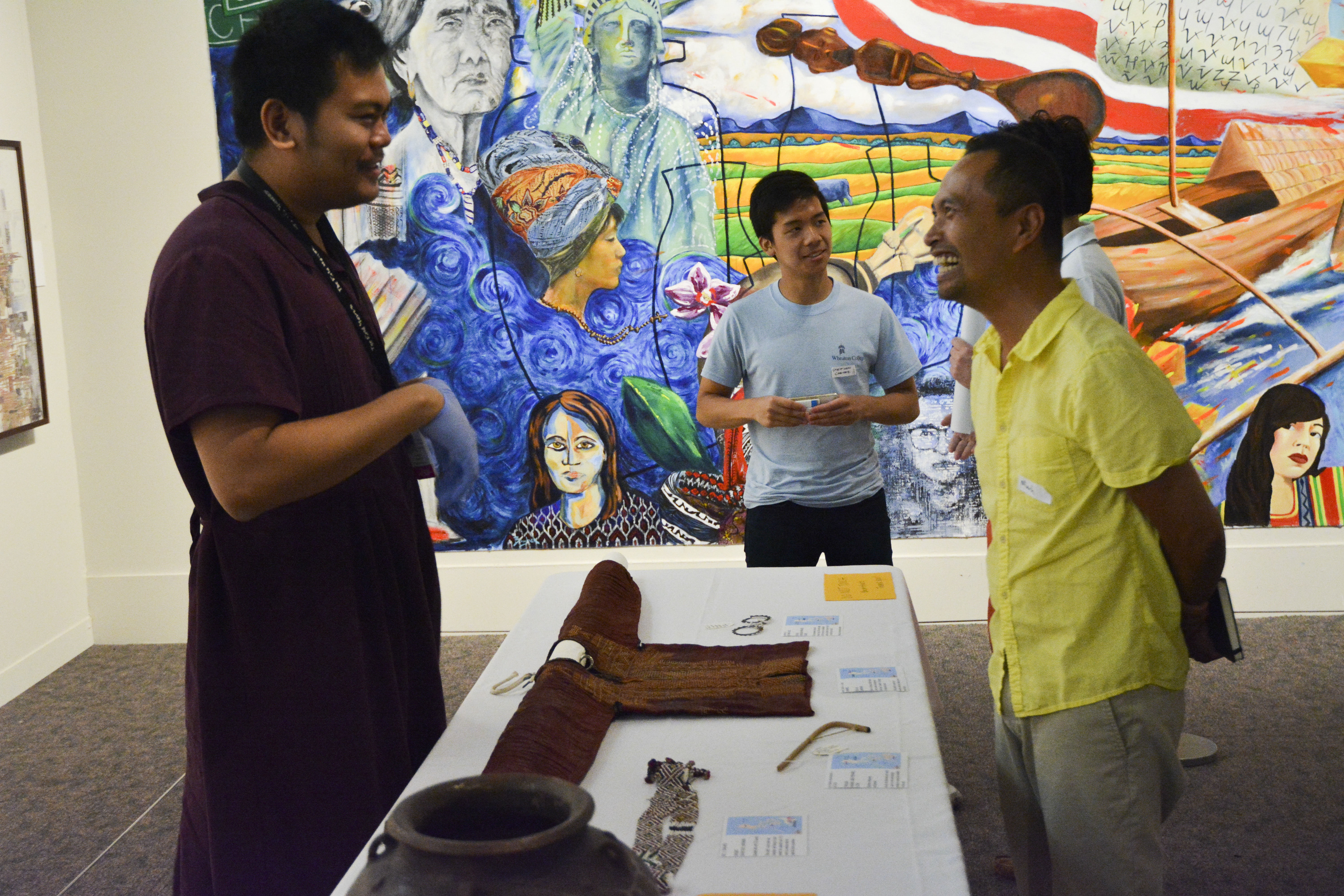Jerico Domingo engaging with guest (c) Field Museum of Natural History - CC BY-NC 4.0