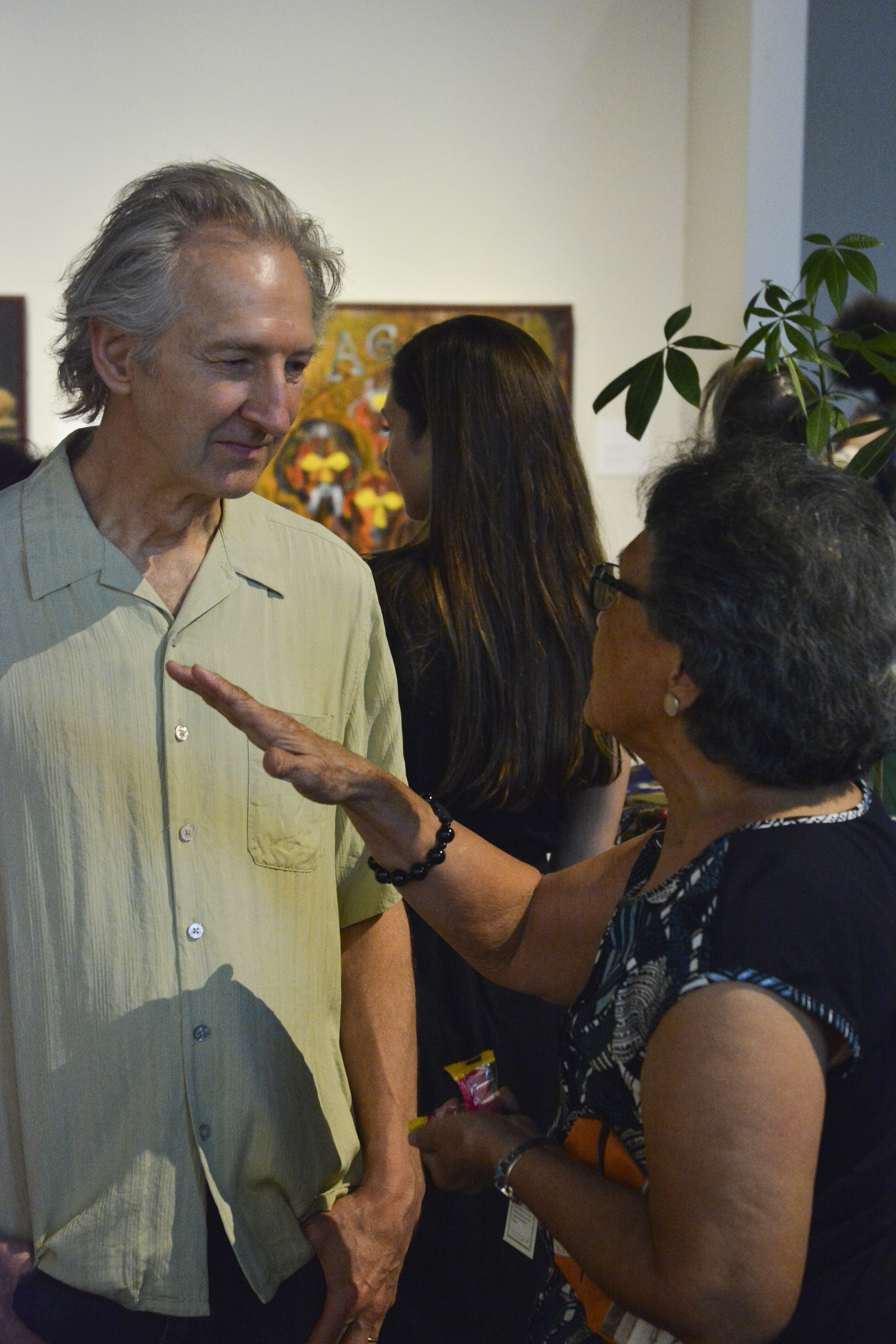 Juanita Salvador-Burris engaging with guess. (c) Field Museum of Natural History - CC BY-NC 4.0