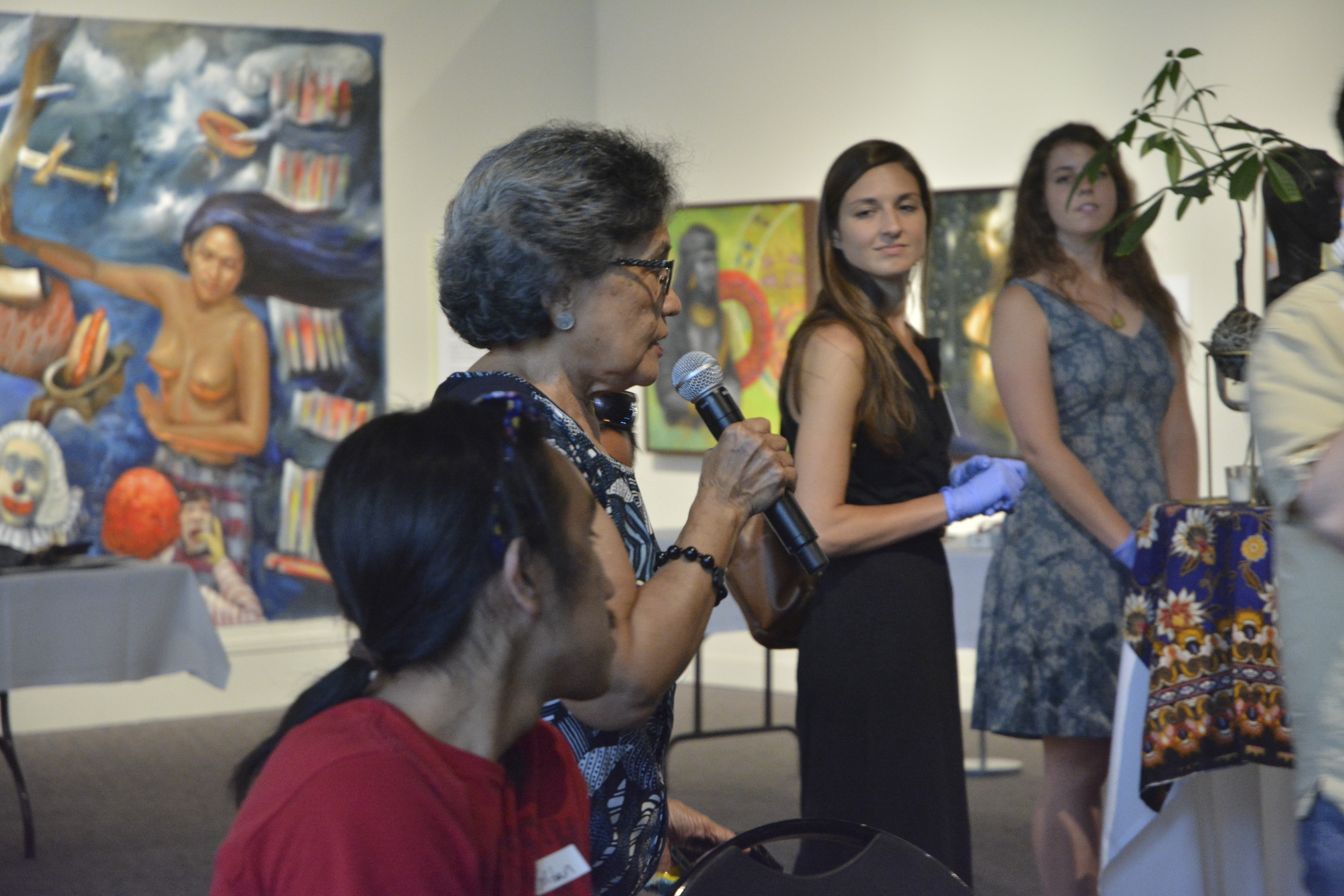 Juanita Salvador-Burris sharing during group discussion. (c) Field Museum of Natural History - CC BY-NC 4.0