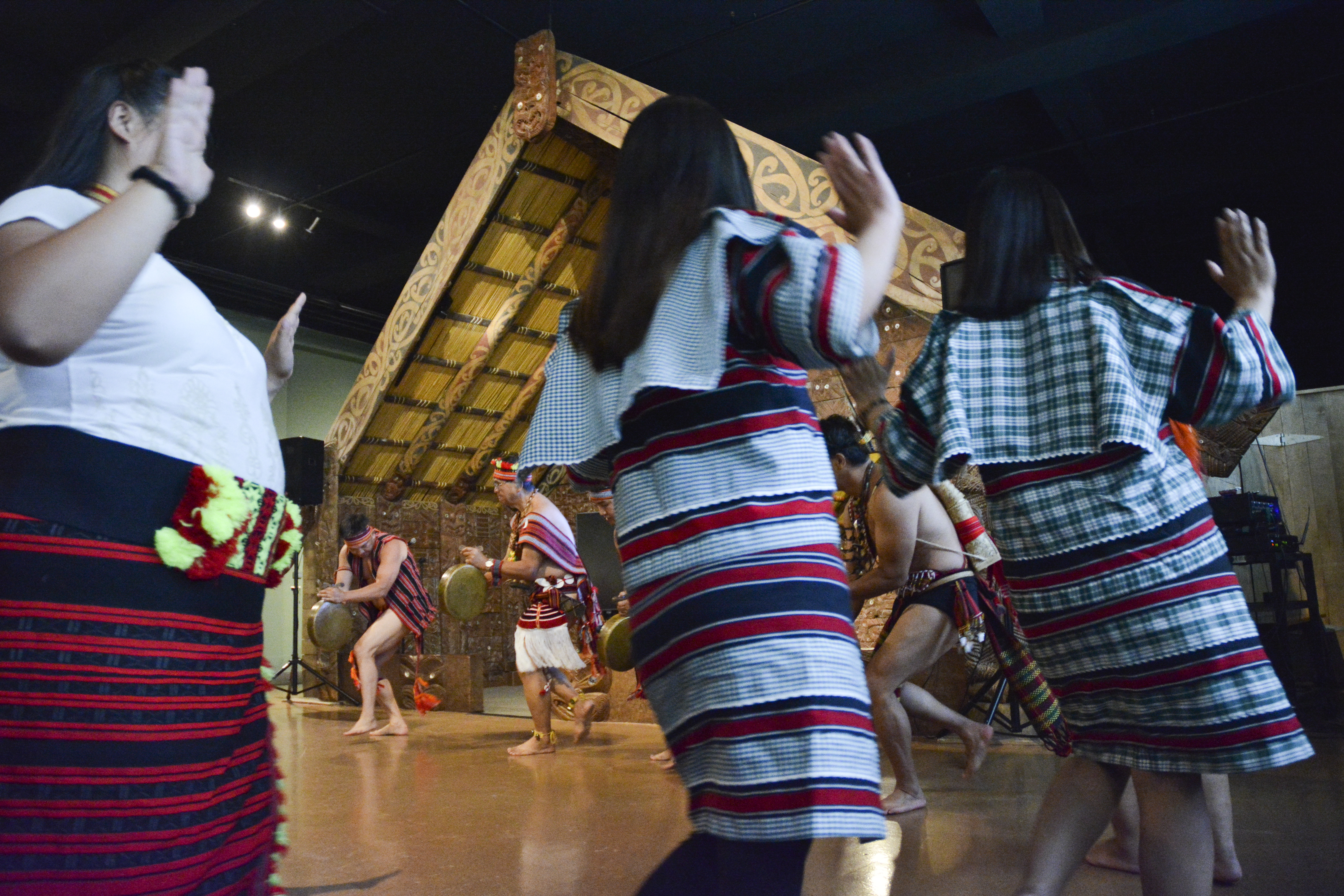 Ladies from BIBBAK-IL dancing (c) Field Museum of Natural History - CC BY-NC 4.0