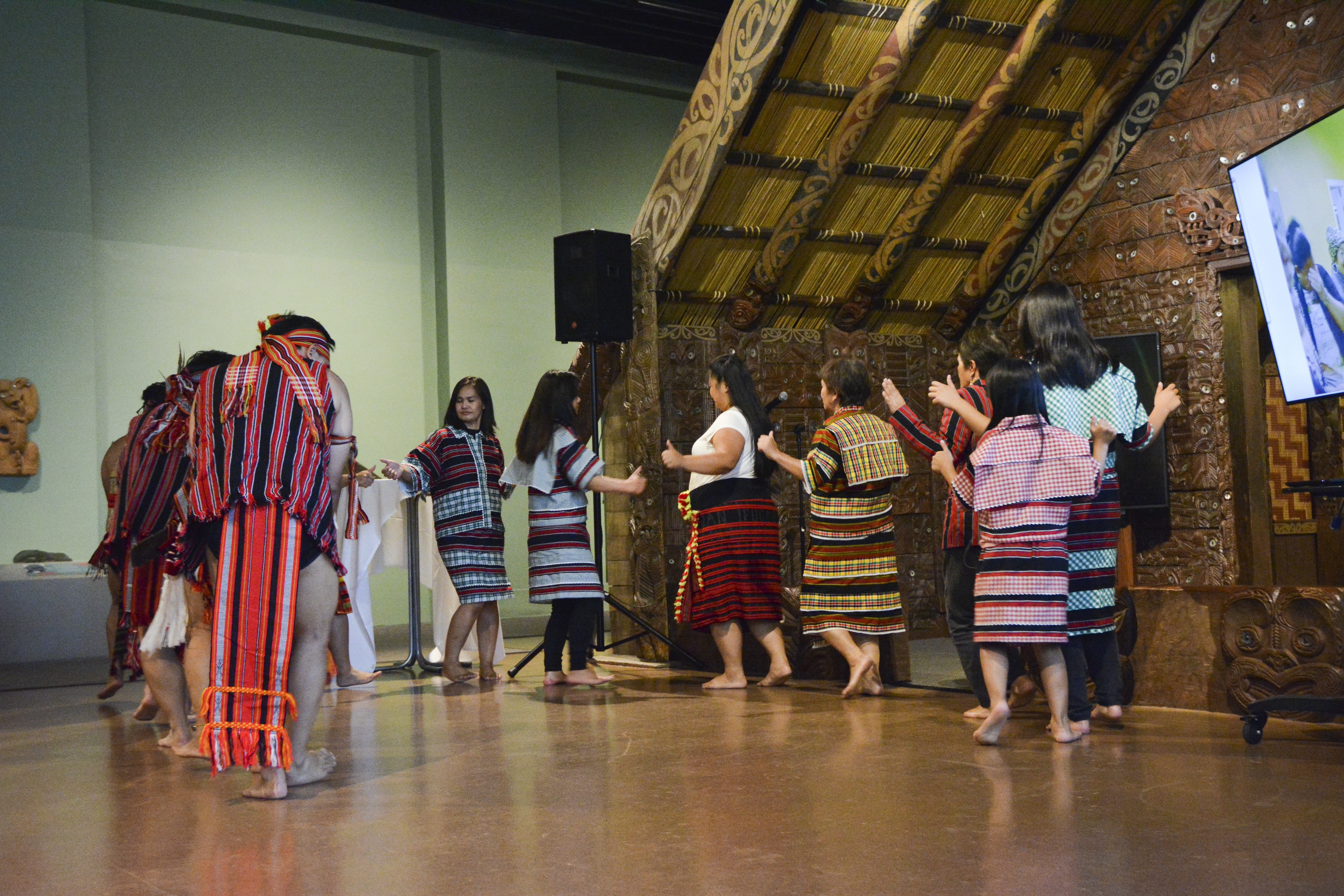 BIBBAK-IL dancing (c) Field Museum of Natural History - CC BY-NC 4.0