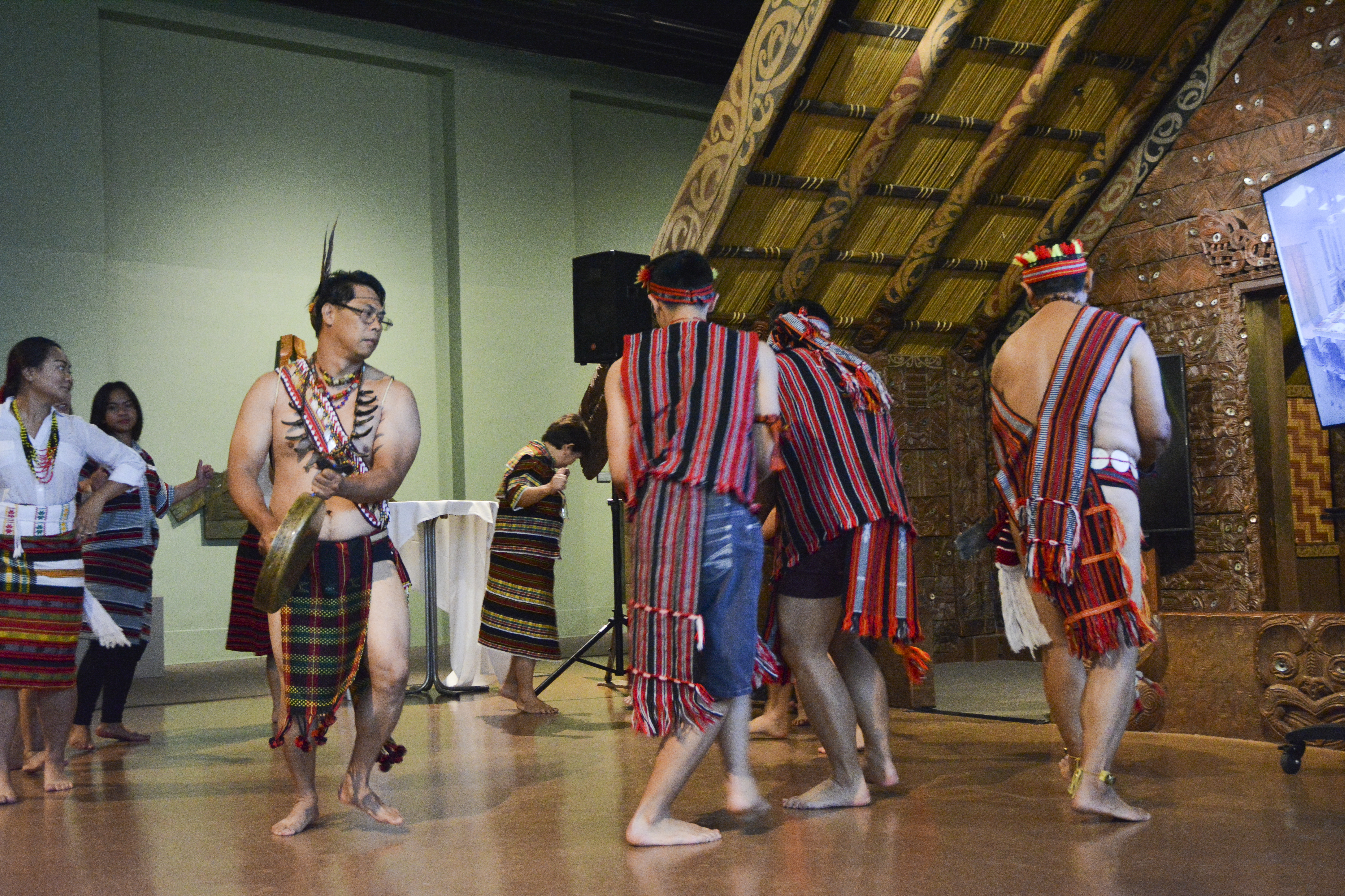 BIBBAK-IL dancing (c) Field Museum of Natural History - CC BY-NC 4.0