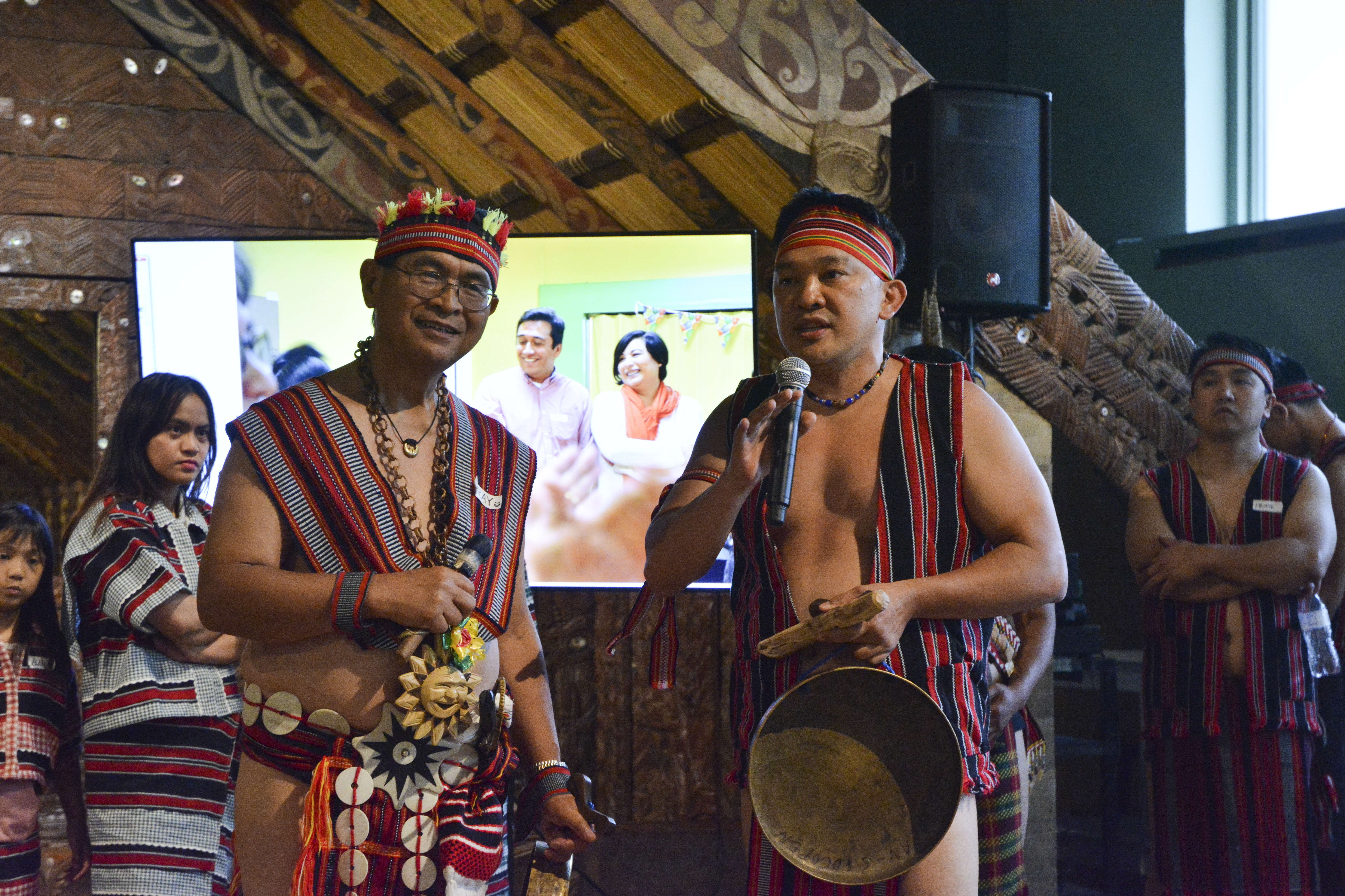 President of BIBBAK-IL, Gerald Batanes (right), answering questions from the guests. (c) Field Museum of Natural History - CC BY-NC 4.0