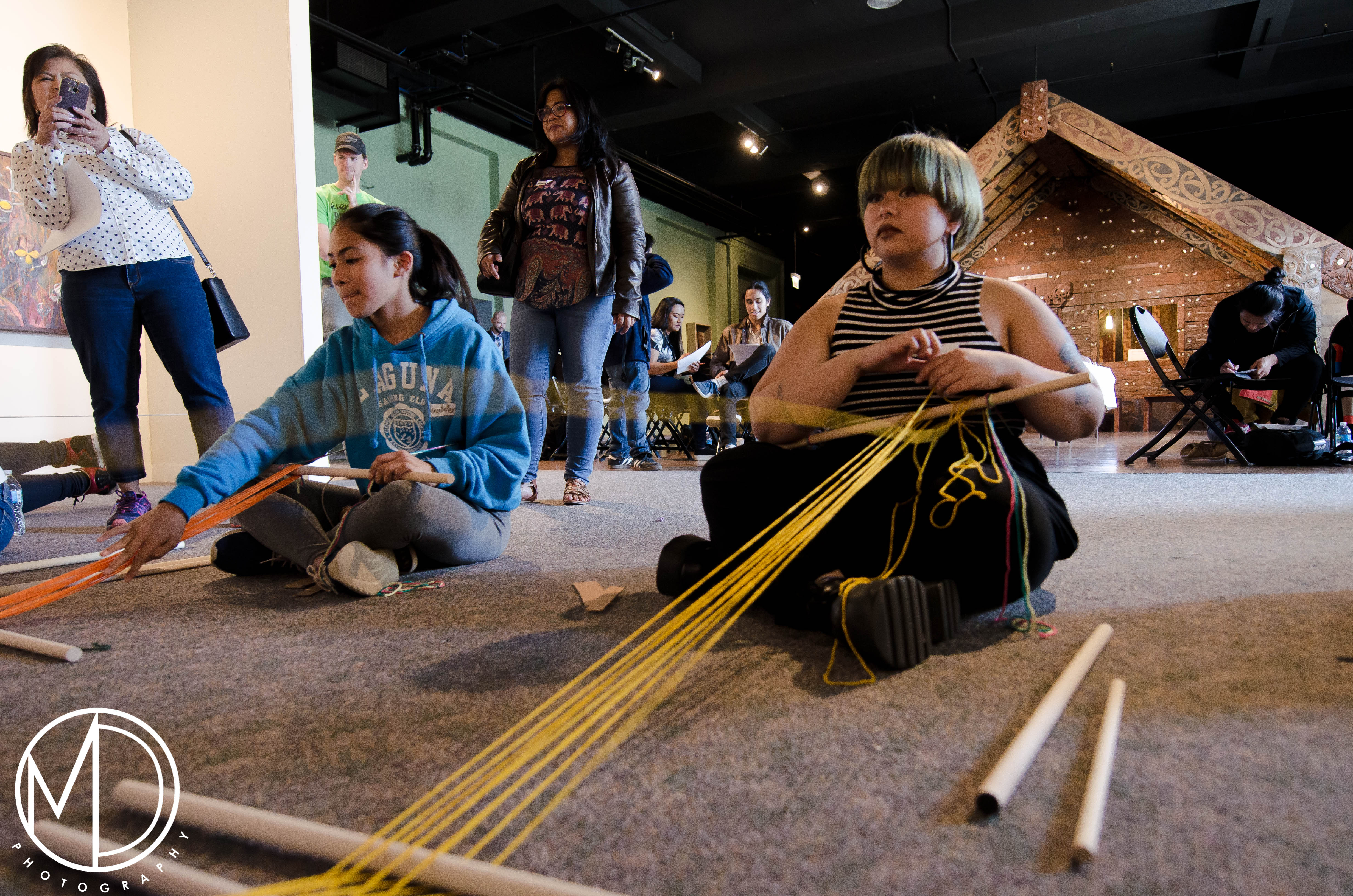 Avigail Bautista participating in the weaving activity. (c) Field Museum of Natural History - CC BY-NC 4.0