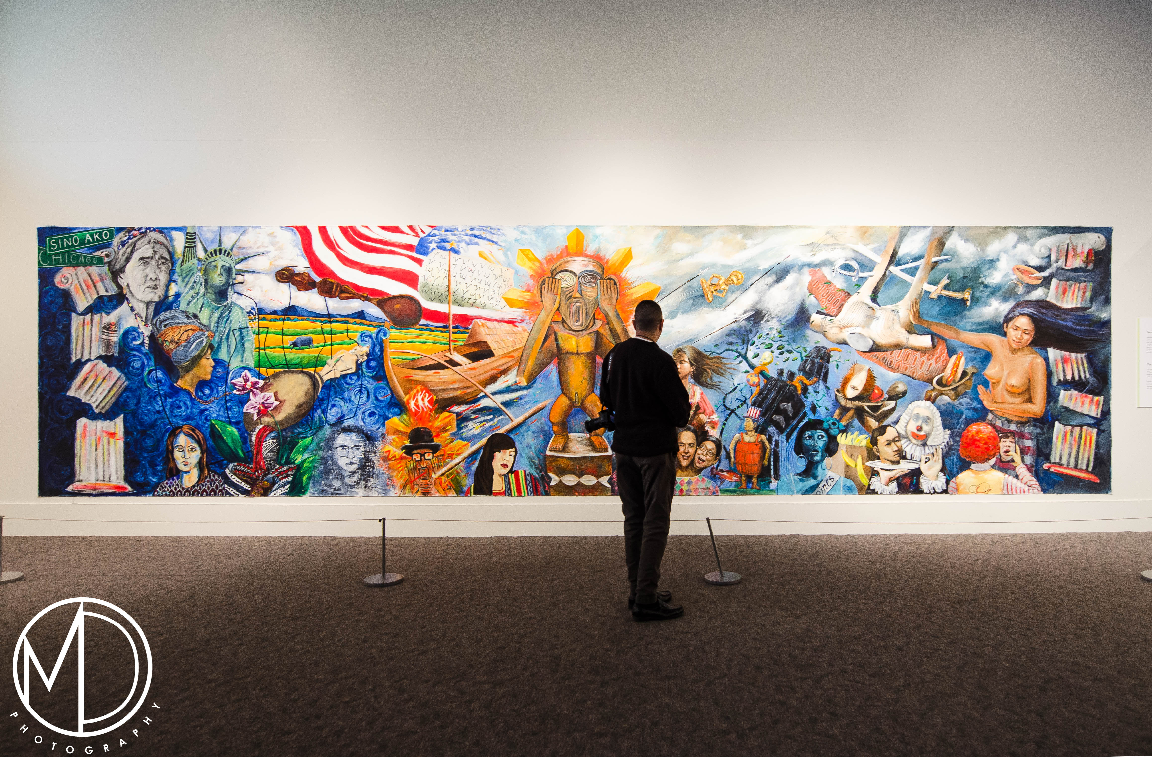 Guest looking at the Art and Anthropology Mural. (c) Field Museum of Natural History - CC BY-NC 4.0
