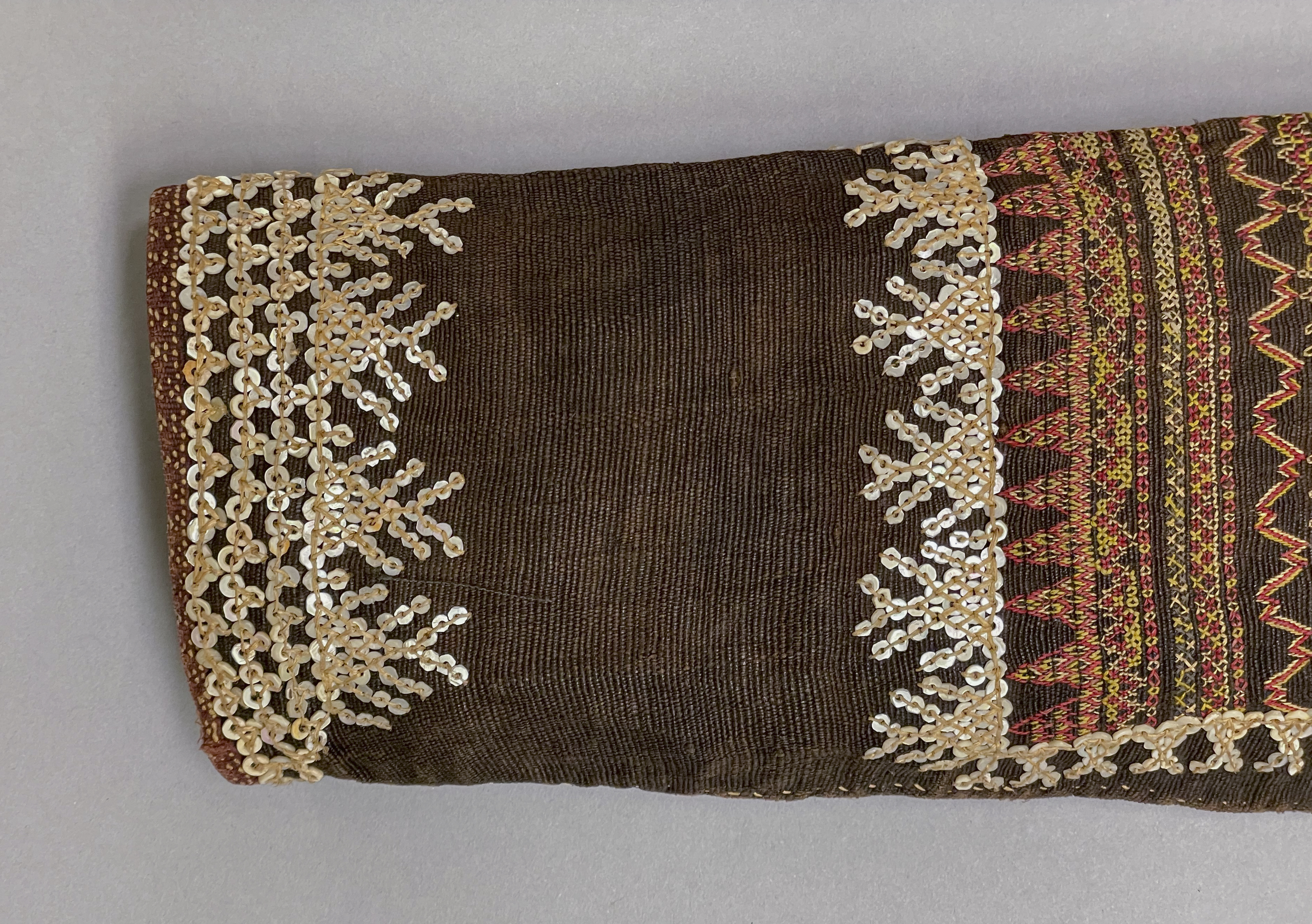 detail view of back proper left sleeve (c) Field Museum of Natural History - CC BY-NC 4.0