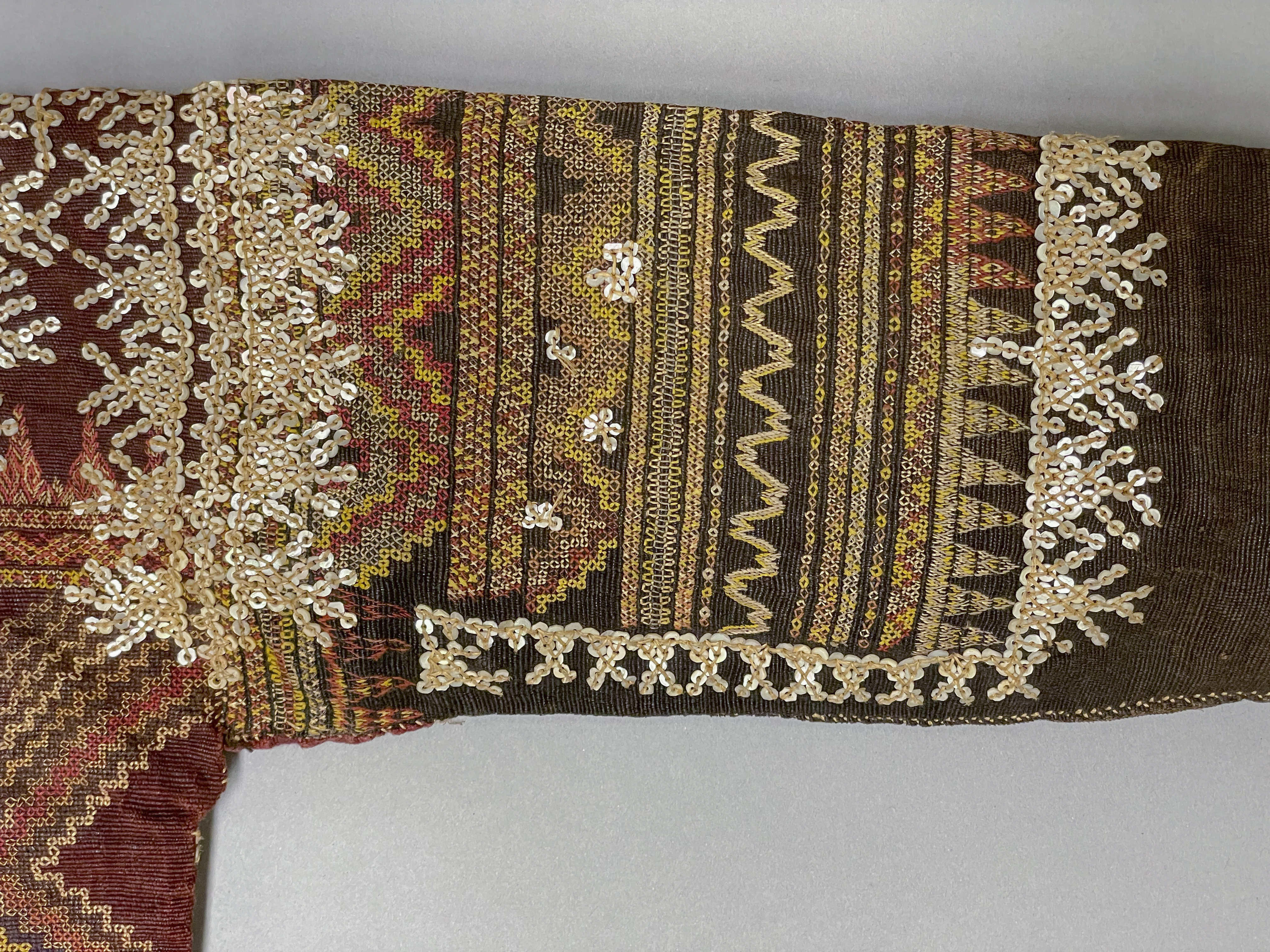 detail view of back proper right sleeve (c) Field Museum of Natural History - CC BY-NC 4.0