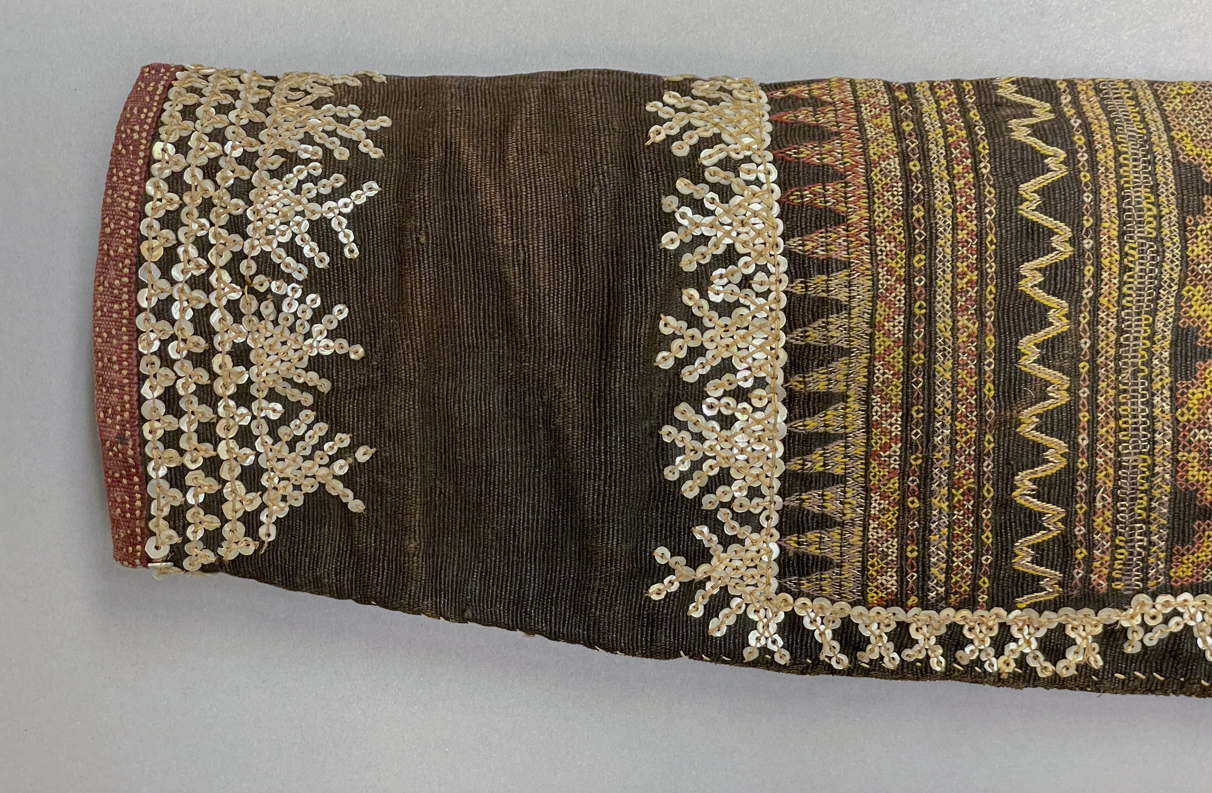 detail view of front proper right sleeve (c) Field Museum of Natural History - CC BY-NC 4.0