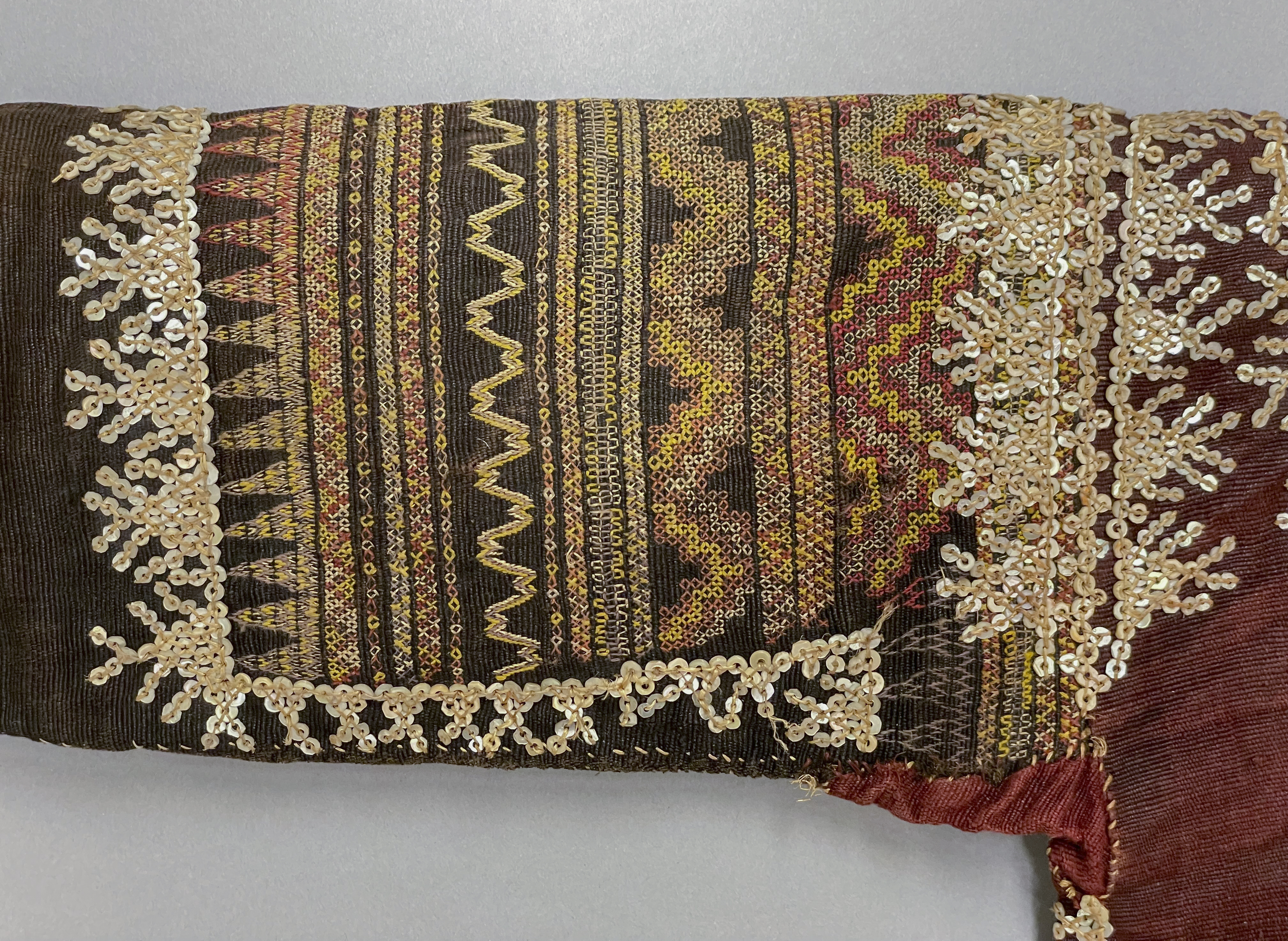 detail view of front proper right sleeve (c) Field Museum of Natural History - CC BY-NC 4.0