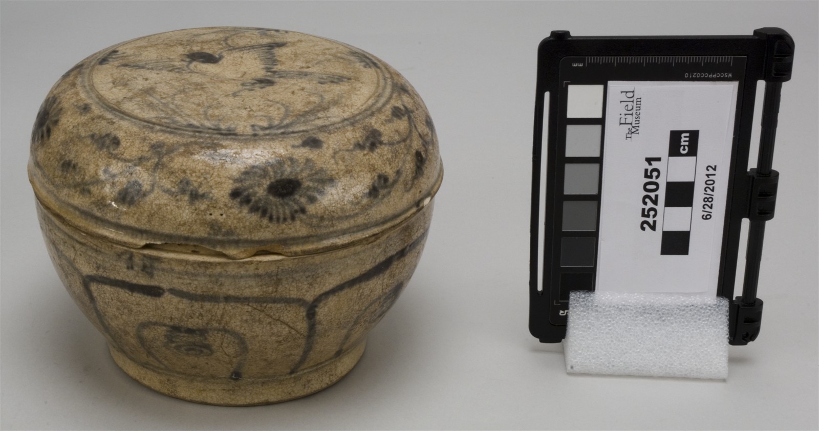 side pot and lid (c) Field Museum of Natural History - CC BY-NC 4.0