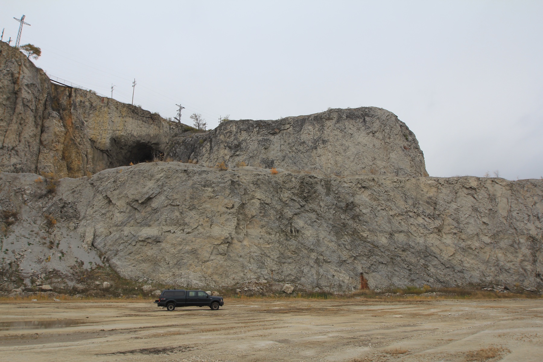 A silurian reef at Thornton Quarry, Illinois, Reef Core with Flank beds dipping to both sides. Pickup truck for scale.