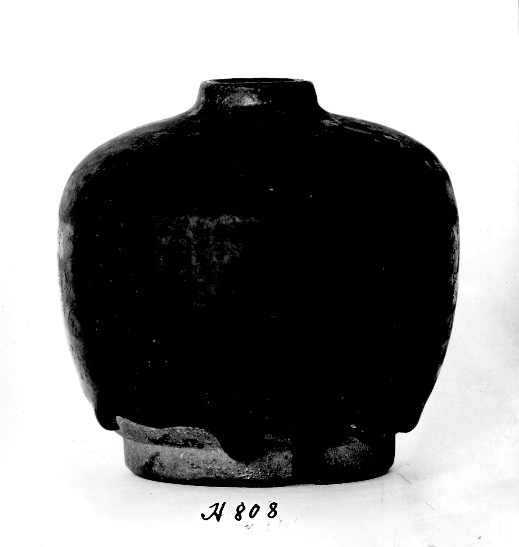 jarlet Sawankhalok brown glaze jarlet. 9.8 h, 9.6 d. 16th or 17th Century. 