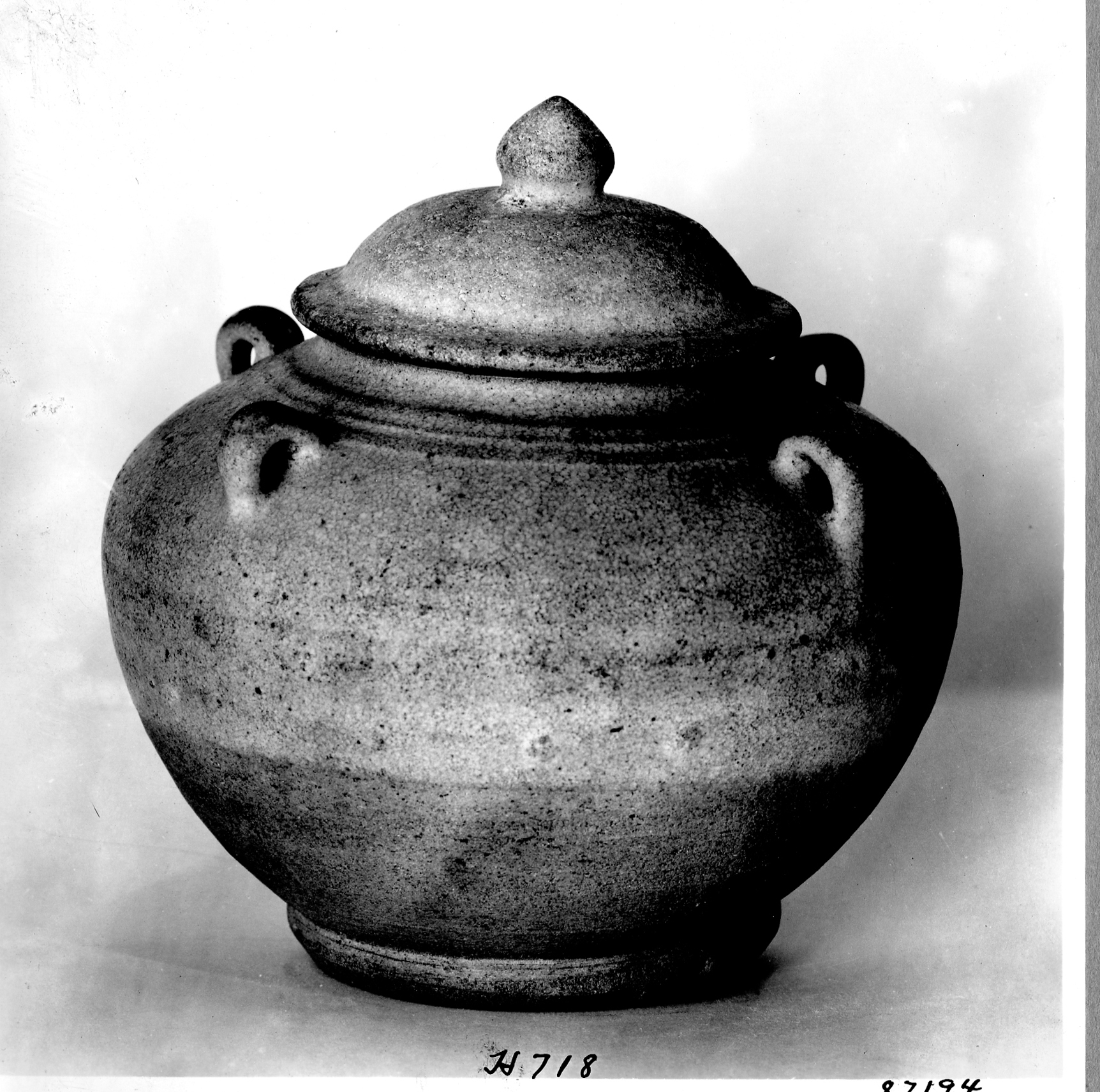 covered jar Sawankhalok (Chalieng) white glaze jar. 16.3 h, 15.8 d. Late 13th century. 