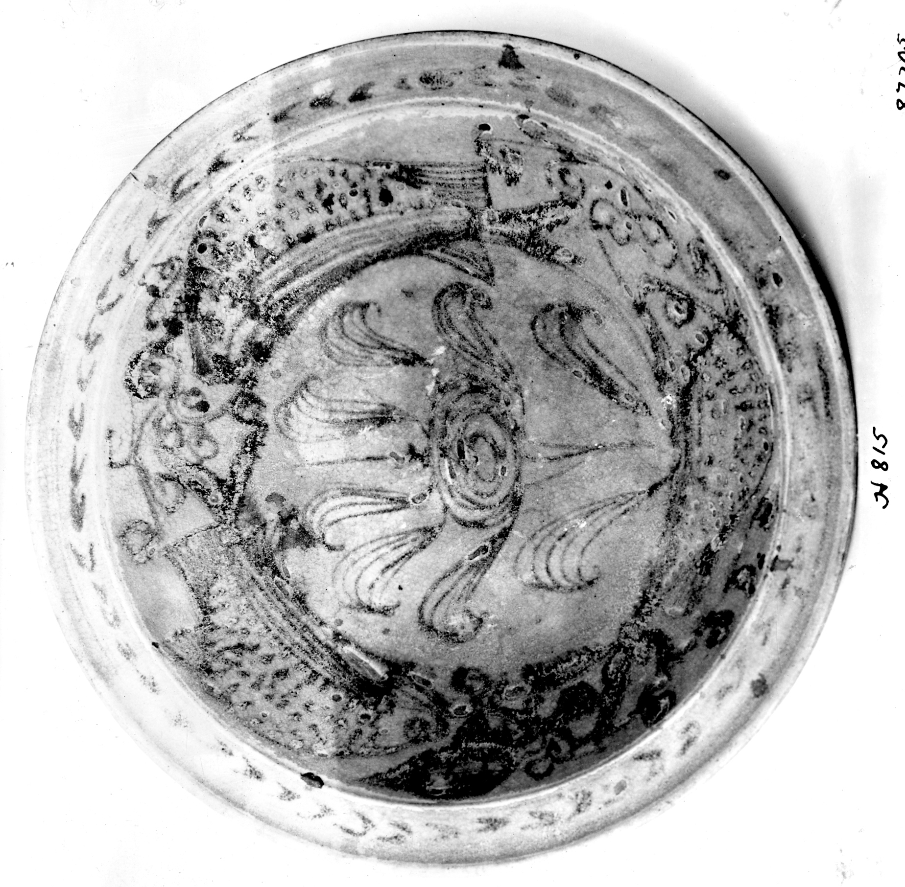 black and white dish Sawankhalok (Satchanalai ? Chaliang?). 7.0 h, 26.4 d. 